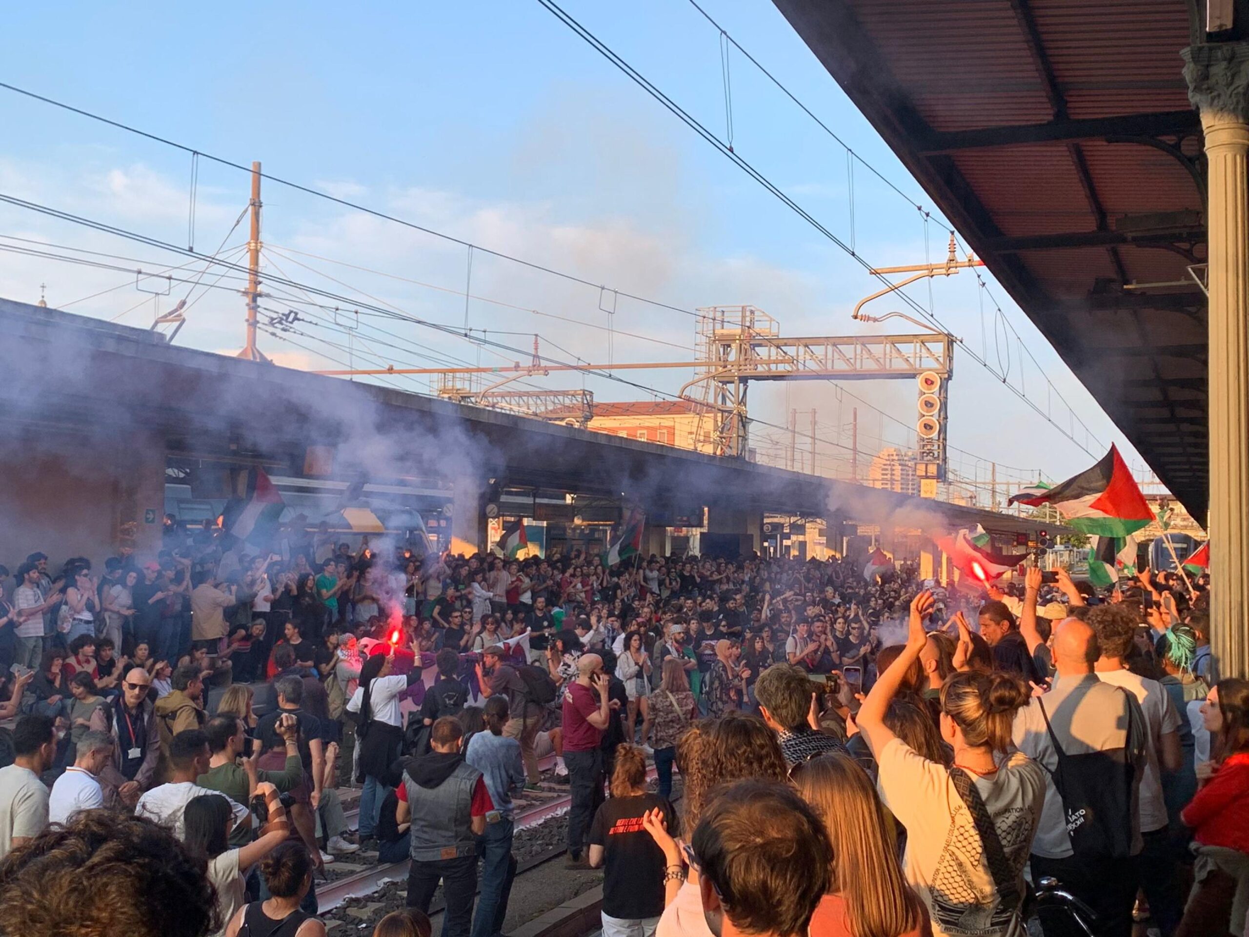 Sono alcune centinaia i giovani manifestanti per la Palestina che stanno occupando i binari della Stazione Centrale di Bologna, 28 maggio 2024. A quanto si è appreso l'occupazione riguarda i binari che vanno dal primo al sesto. A seguito della presenza sulla sede ferroviaria è stata sospesa la circolazione, per motivi di sicurezza, sulla linea tradizionale. La linea Alta Velocità, che scorre dalla stazione sotterranea, invece, non ha subito interruzioni.
ANSA