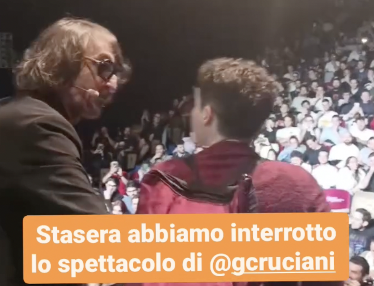 Torino, gli attivisti di Ultima Generazione interrompono lo spettacolo di Giuseppe Cruciani  – Il video