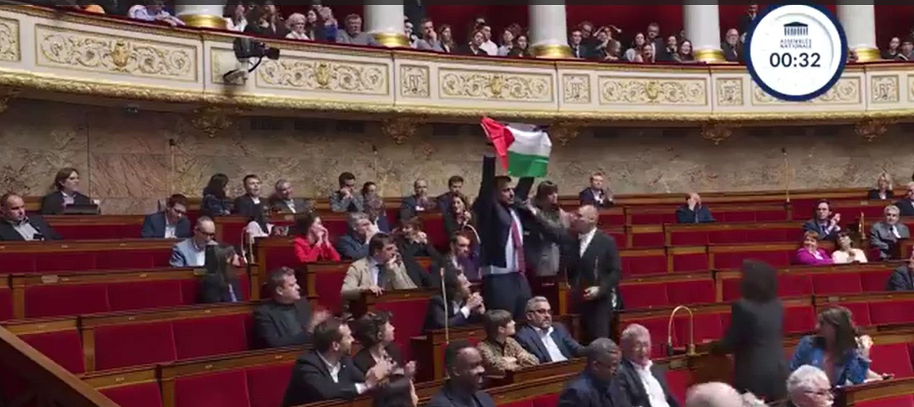 Francia: il deputato Sébastien Delogu sventola la bandiera della Palestina nell’Assemblea nazionale. Sospeso per due settimane – Il video