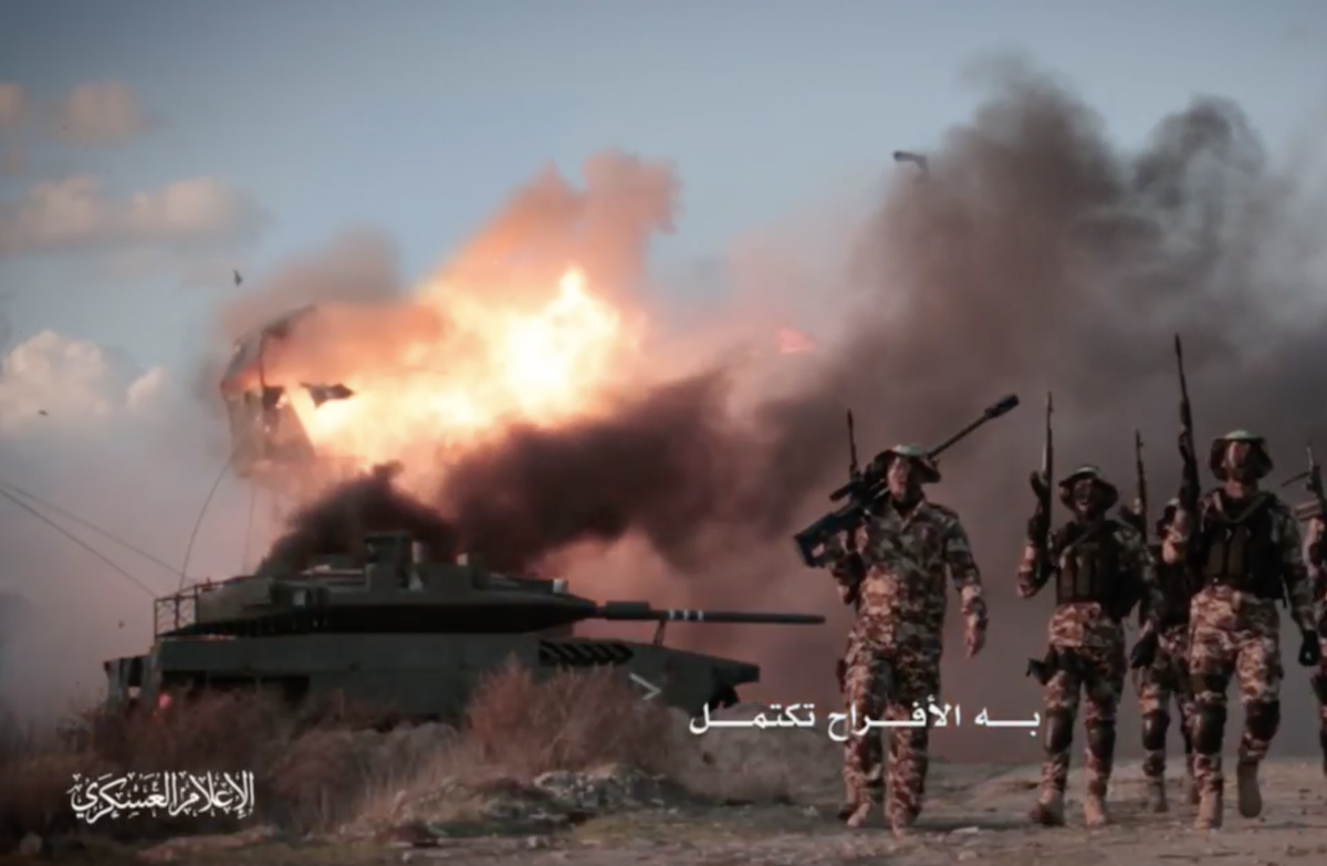Cessate il fuoco? Non proprio. In attesa della risposta Hamas pubblica l’assalto «eroico» a un tank israeliano – Il video