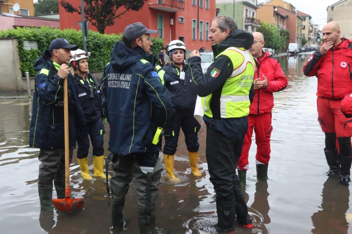 Il fiume Lambro Ë uscito in alcuni punti dagli argini, una esondazione che rimane controllata e monitorata. Milano, 15 maggio 2024. ANSA/PAOLO SALMOIRAGO