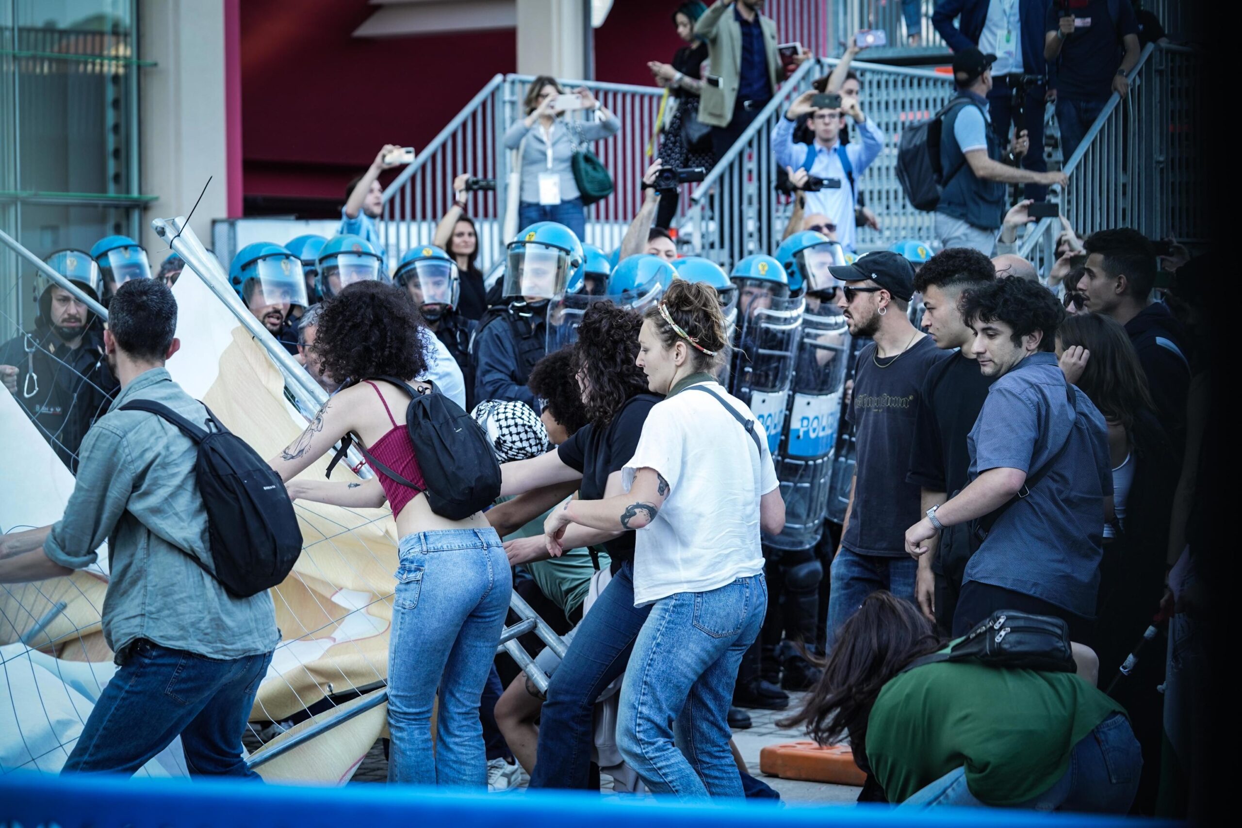 La manifestazione pro Palestina all'esterno del Salone del Libro, Torino, 11 maggio 2024. ANSA/TINO ROMANO