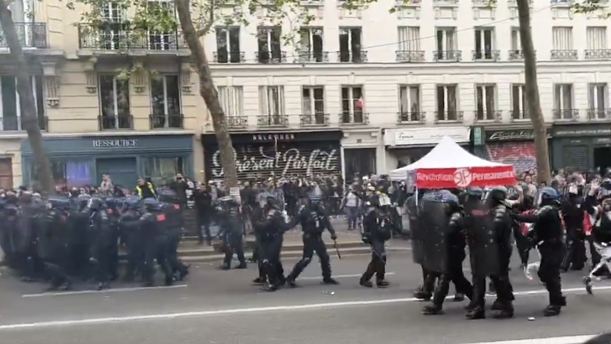 Parigi, tensioni e scontri al corteo del Primo Maggio: 7 agenti feriti da un ordigno, le cariche sui manifestanti – I video