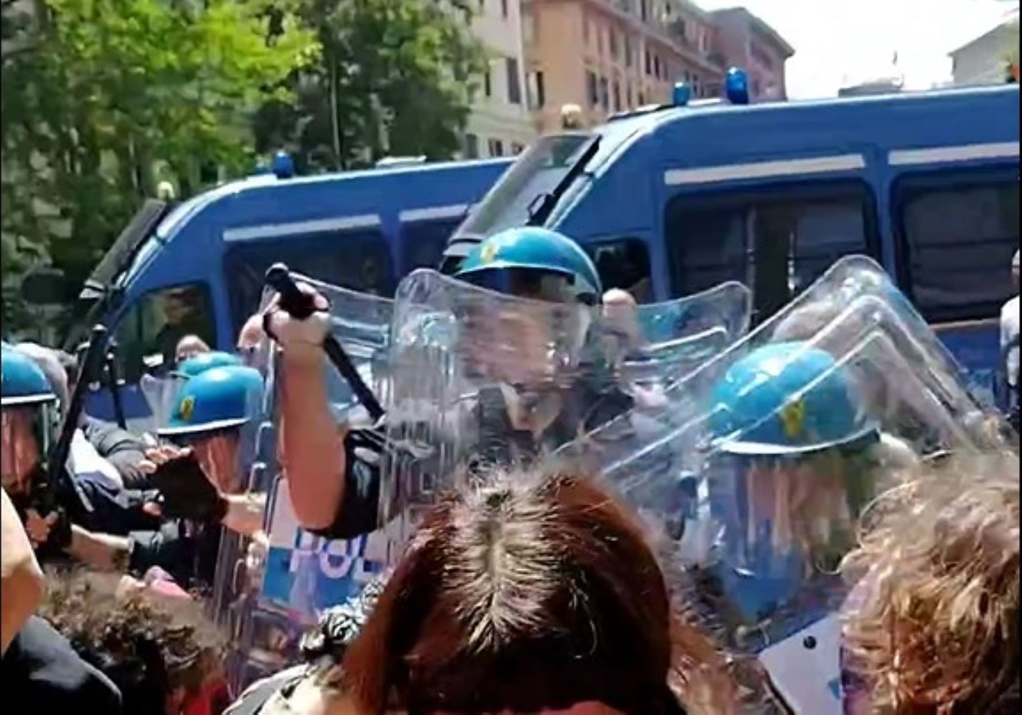Roma, scontri tra polizia e studenti in protesta contro gli Stati Generali della Natalità – Il video