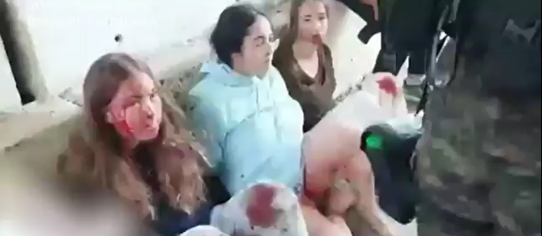 Le famiglie delle soldatesse israeliane rapite chiedono al governo di tornare a negoziare. Le tv rilanciano il video del sequestro: «Cani, vi schiacceremo» – Il video