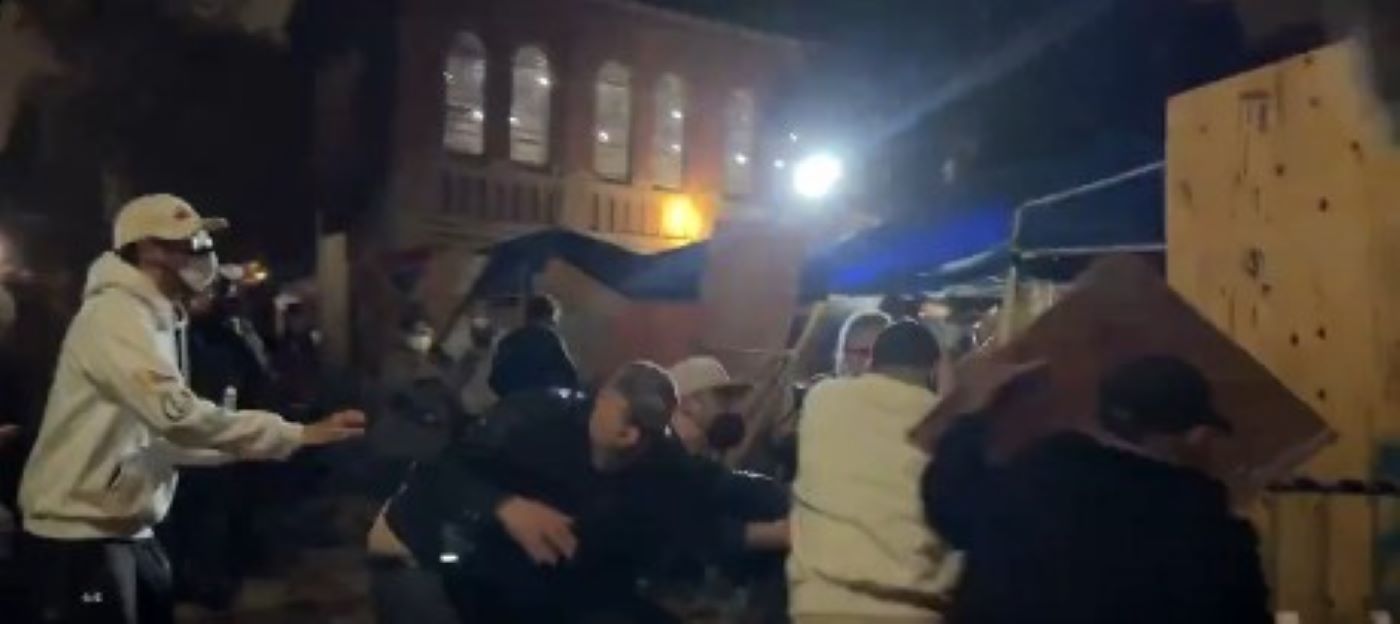 Usa, scontri nei campus. A Los Angeles il raduno filo-palestinese attaccato da gruppi pro-Israele. Interviene la polizia – Il video