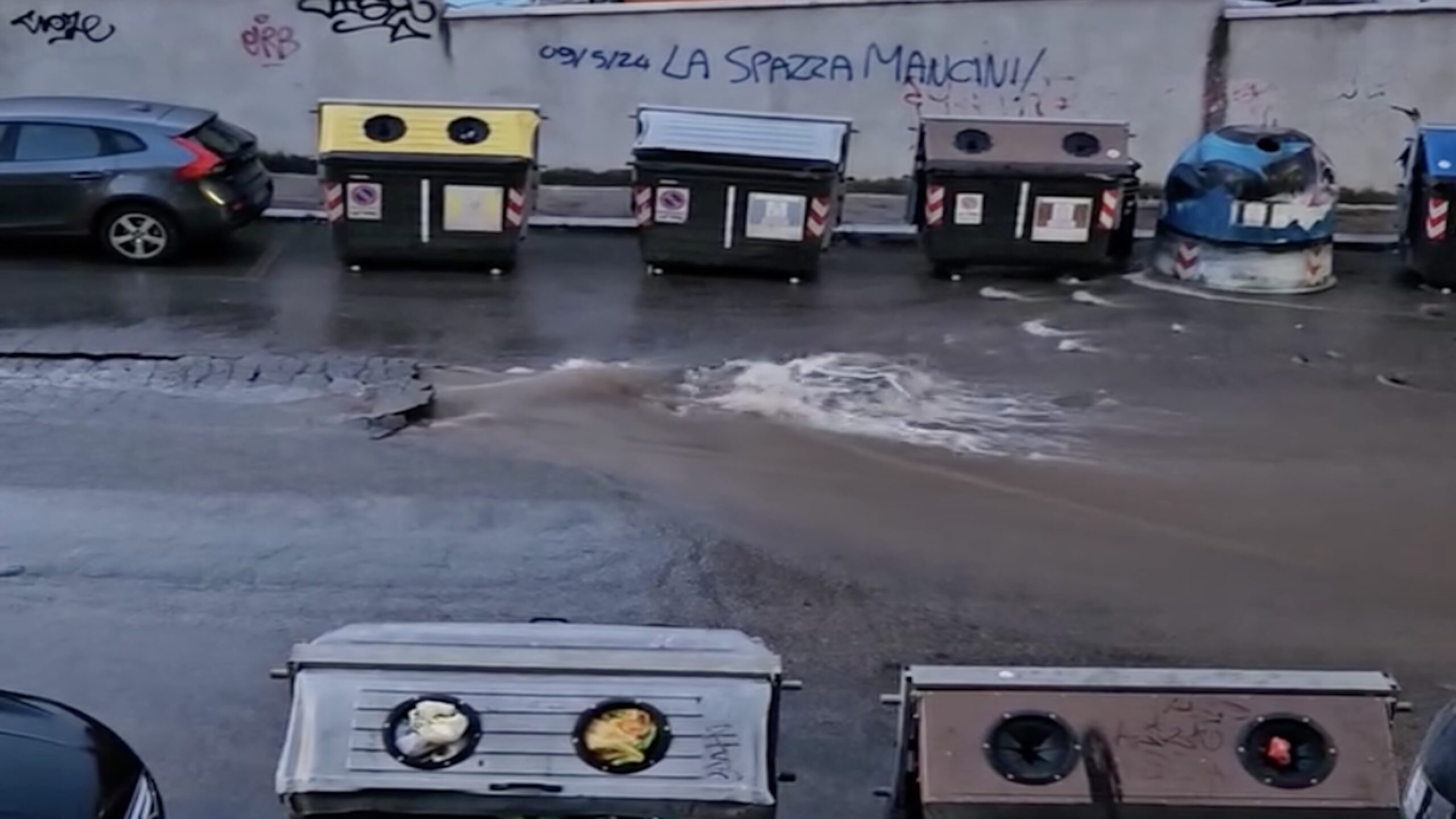 Roma, una perdita d’acqua in via del Forte Braschi fa aprire una voragine sulla careggiata – Il video
