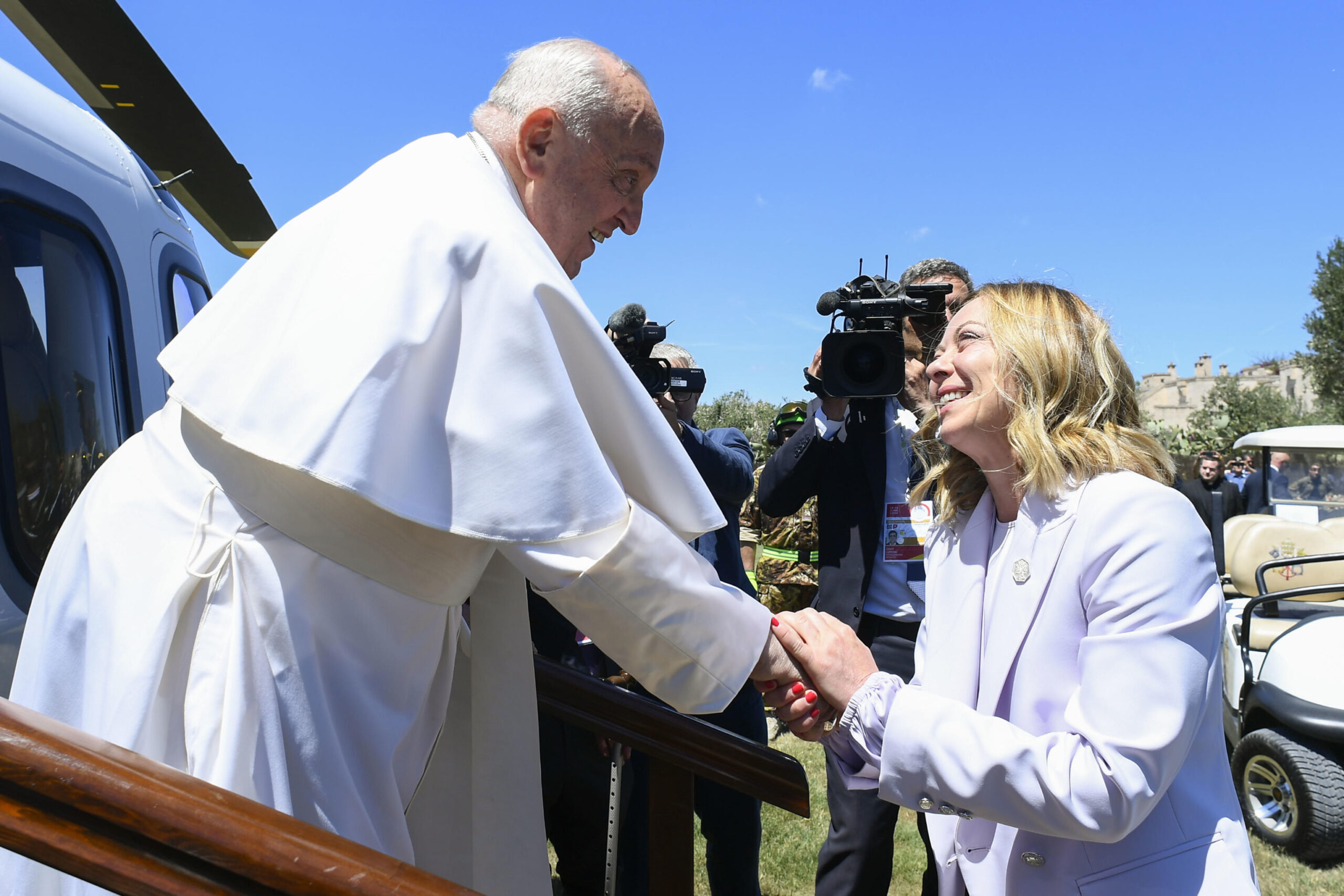 L'arrivo di Papa Francesco ed il suo incontro con il Primo ministro italiano Giorgia Meloni, Borgo Egnazia, 14 giugno 2024. ANSA/VATICAN MEDIA  + UFFICIO STAMPA, PRESS OFFICE, HANDOUT PHOTO, NO SALES, EDITORIAL USE ONLY + NPK