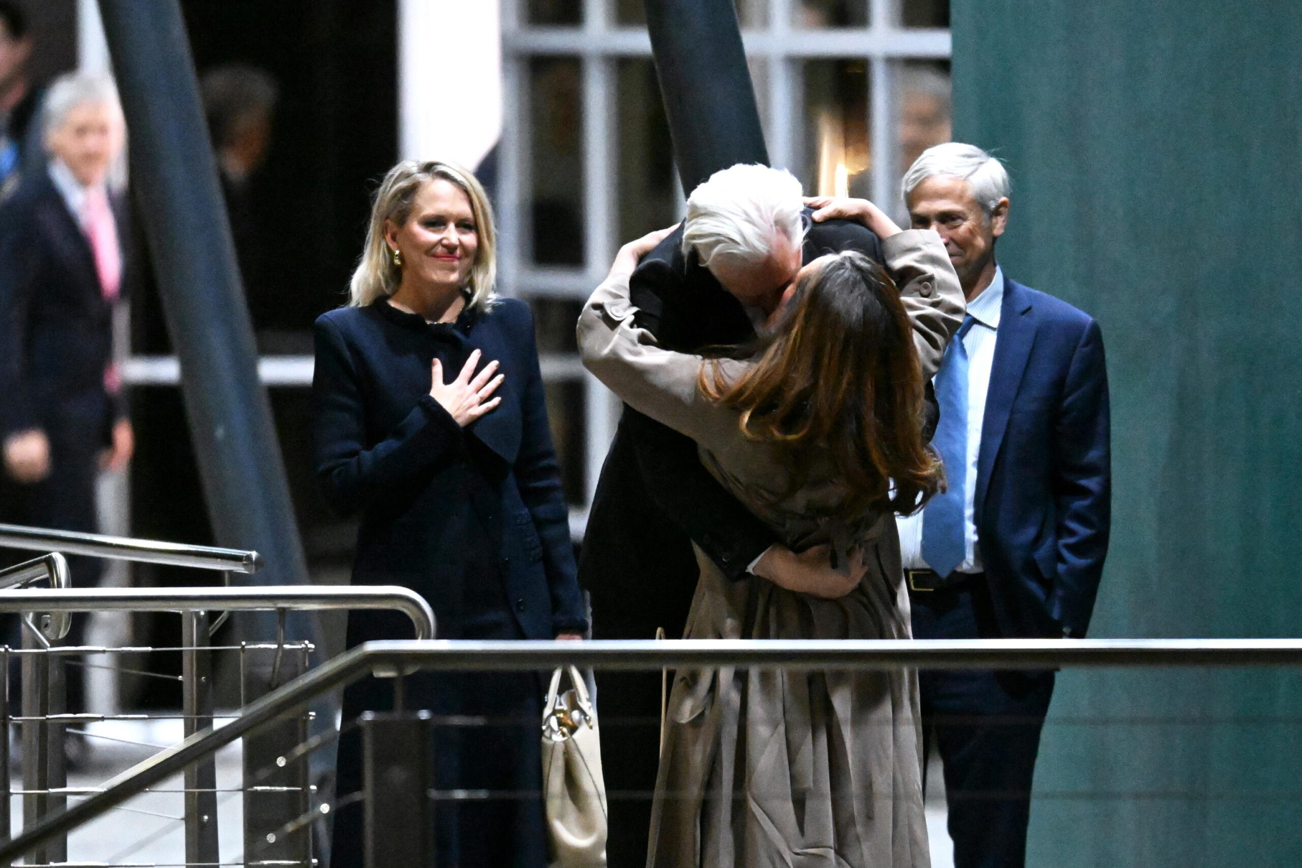 El abrazo interminable de Julian Assange y su esposa Stella Morris después de 5 años de prisión: “Bienvenidos a casa” en Australia – vídeo