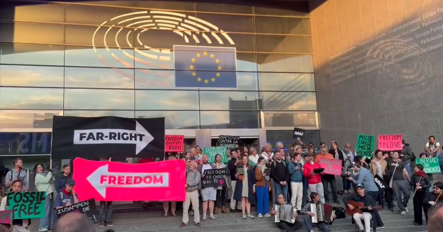 Bruxelles, il canto di «Bella Ciao» fuori dal Parlamento europeo contro l’exploit dell’estrema destra in Europa – Il video