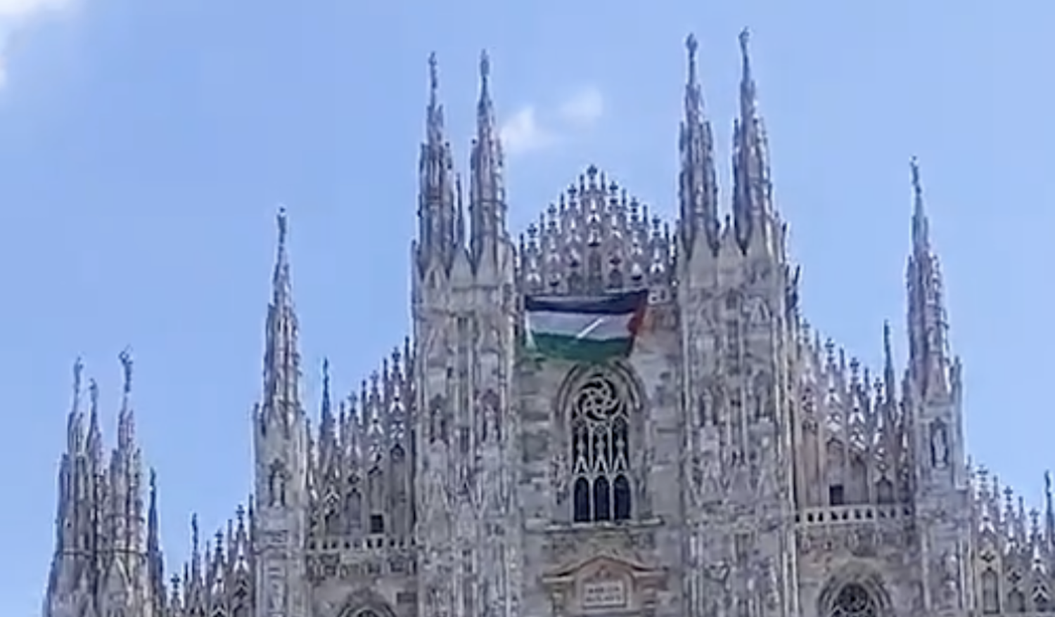Milano, una bandiera della Palestina è stata srotolata dalla facciata del Duomo – Il video