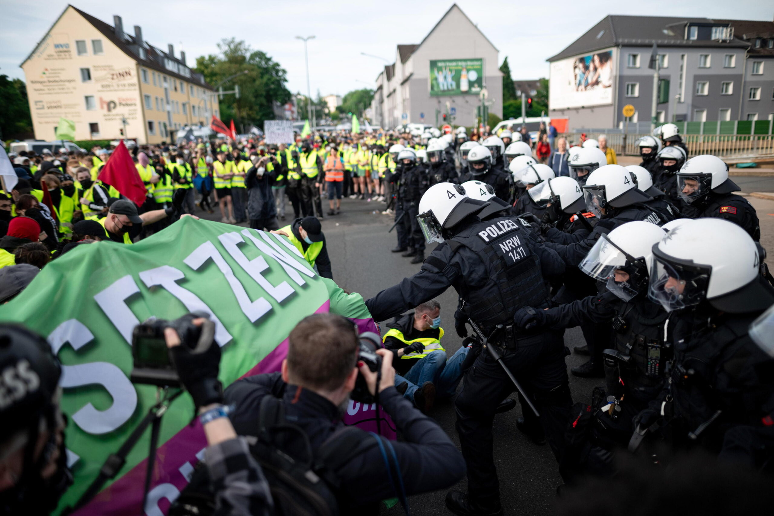 epa11444139 Police clash with protesters before the start of an Alternative for Germany (AfD) conference in Essen, Germany, 28 June 2024. The AfD is holding its national party conference in Essen's Grugahalle on the weekend of 29-30 June. A total of 80,000 people are expected to attend numerous events organized against the party.  EPA/FABIAN STRAUCH