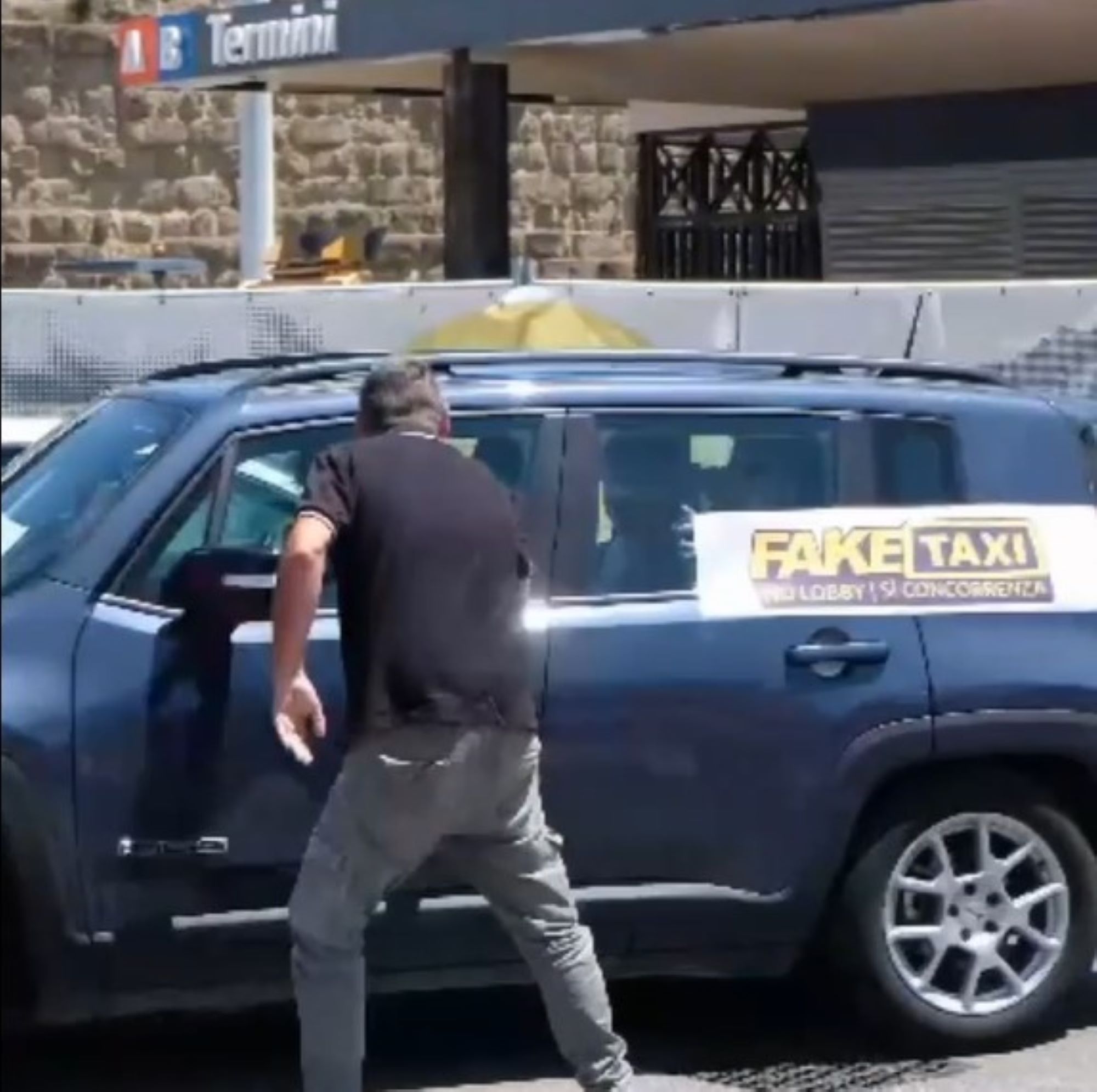 I Radicali si presentano con FreeTaxi, offrendo corse gratuite alla stazione Termini. L’ira dei tassisti – Il video