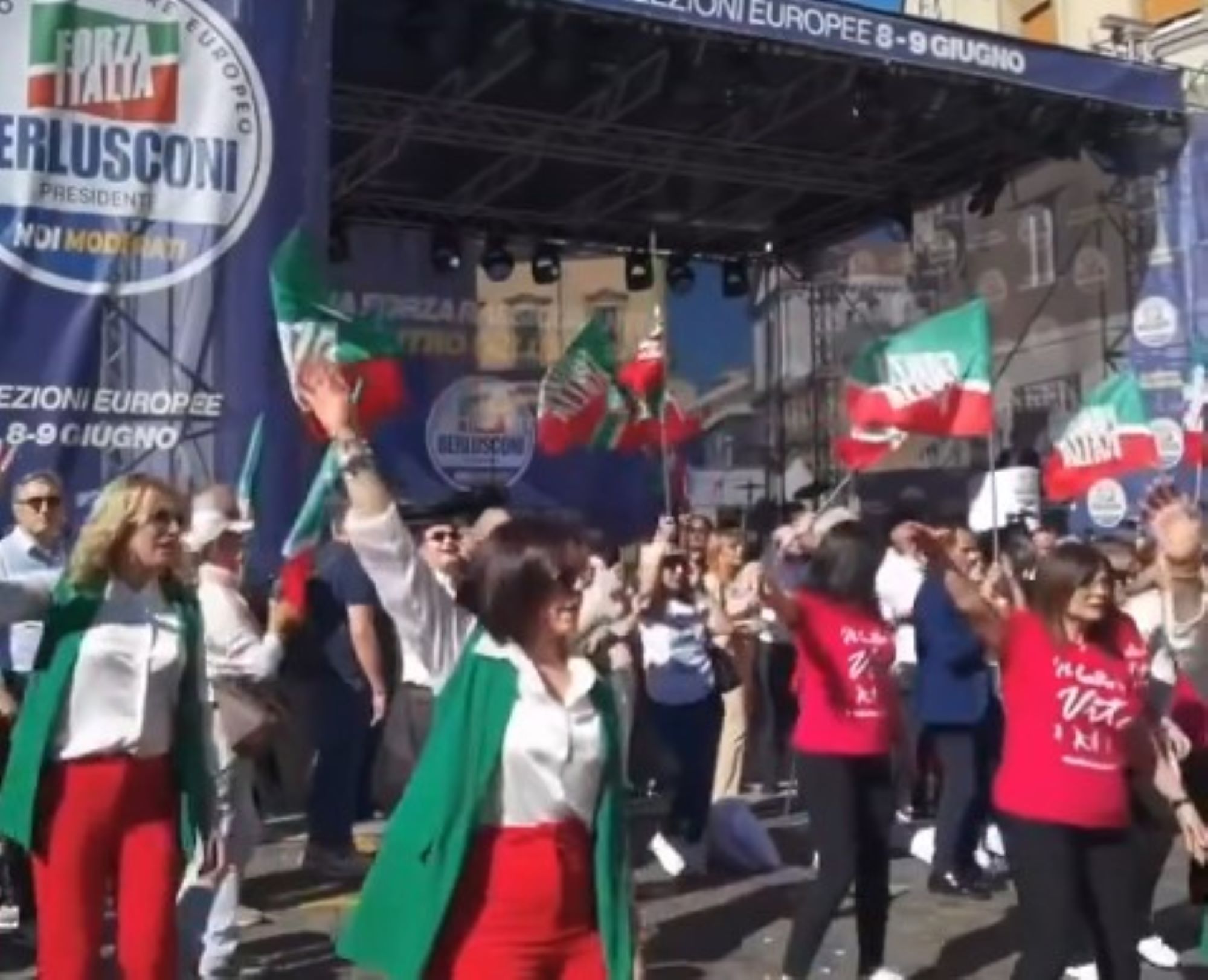Napoli, Forza Italia chiude la campagna elettorale con il ballo flash-mob dei Ricchi e Poveri – Il video