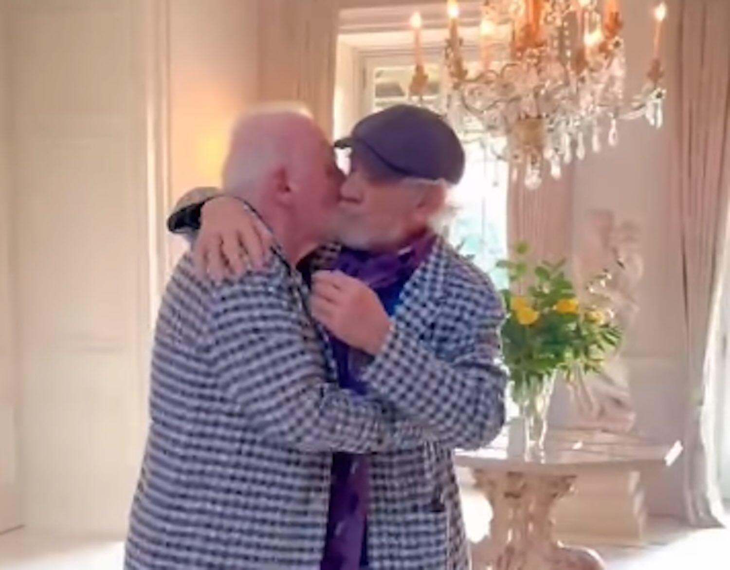 Il balletto a sorpresa tra Hannibal Lecter e Gandalf, così Anthony Hopkins e Ian McKellen fanno impazzire i fan  (anche Vip) – Il video