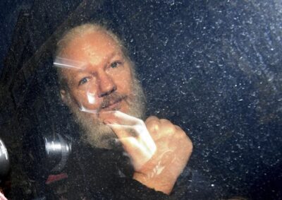 julian assange free libero