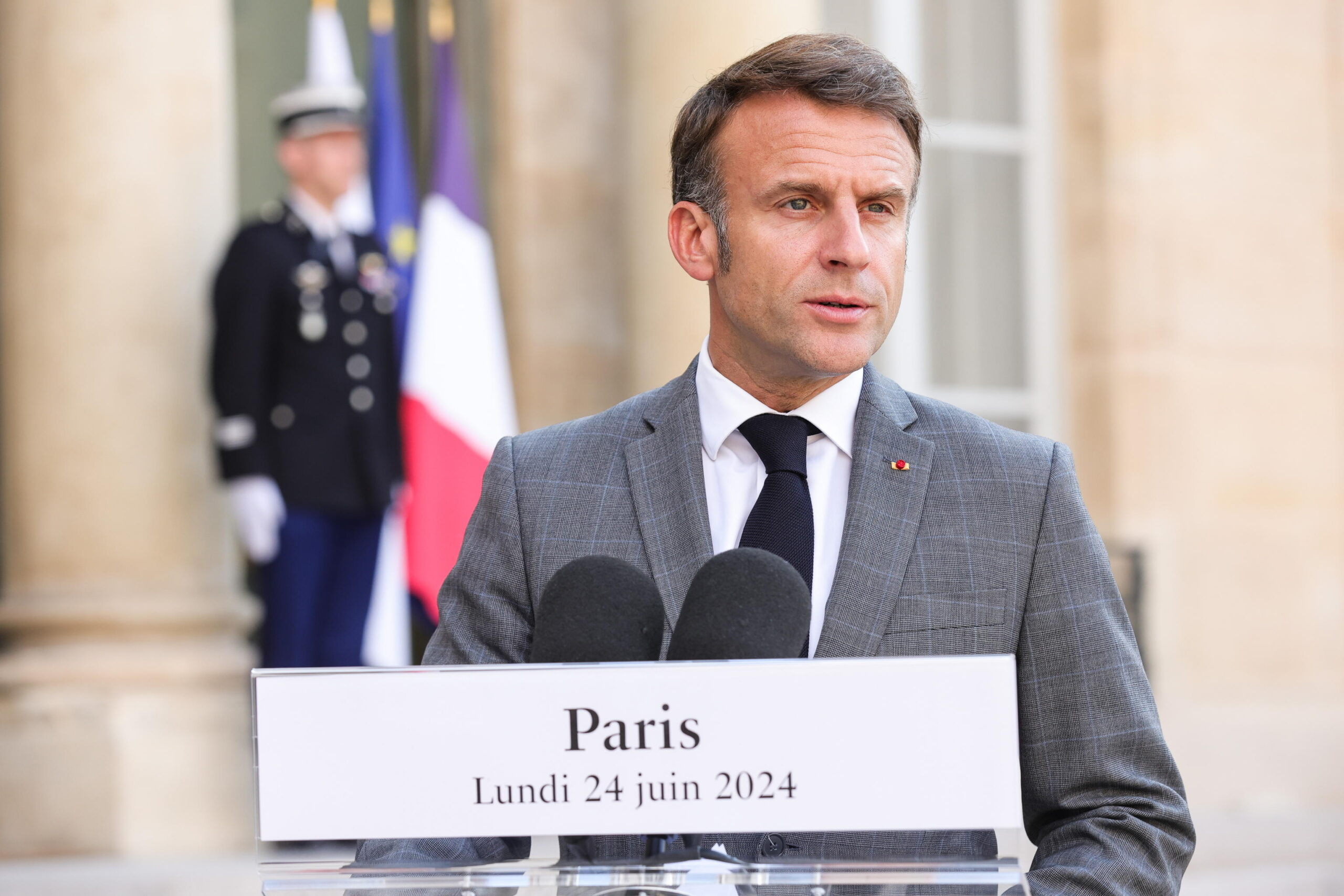 Francia y Macron plantean riesgos a seis días de la votación: “Si ganan los extremistas, corremos el riesgo de una guerra civil, pero Bardella sigue avanzando y triunfando en las encuestas de opinión”.