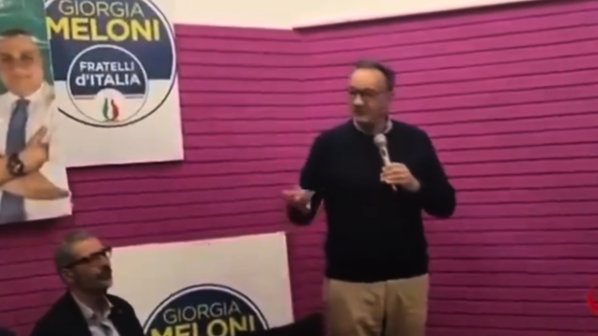 «Noi abituati ai forni crematori», la battuta shock del consigliere di FdI. Ma si difende: «Io frainteso, mi riferivo al caldo» – Il video
