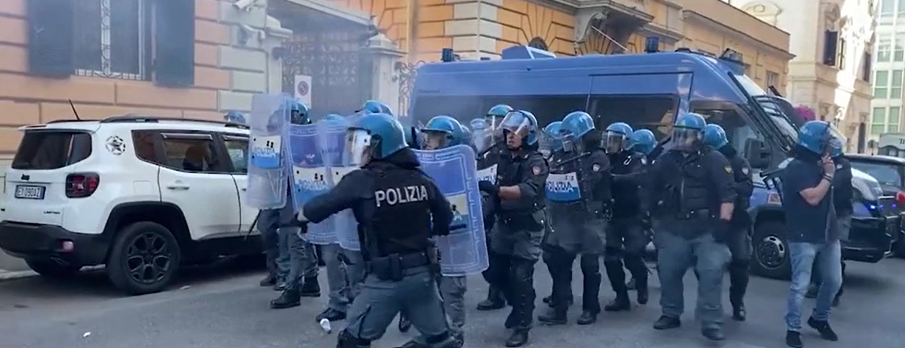 Tensione al corteo contro il governo a Roma, scontri tra collettivi e polizia – Il video