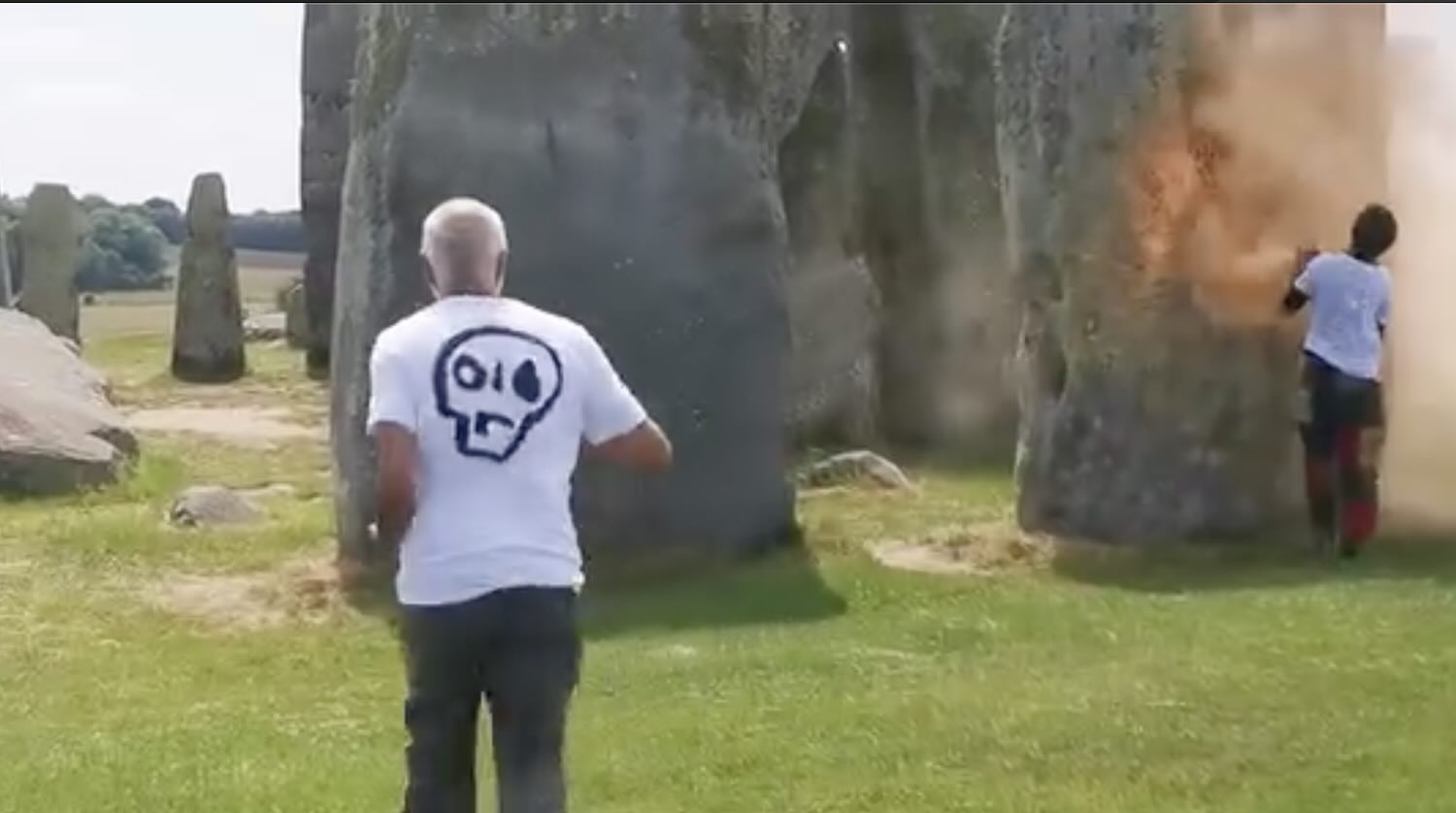 Spruzzano vernice sui monoliti di Stonehenge, il blitz degli ambientalisti: arrestato un ragazzo e un anziano – Il video