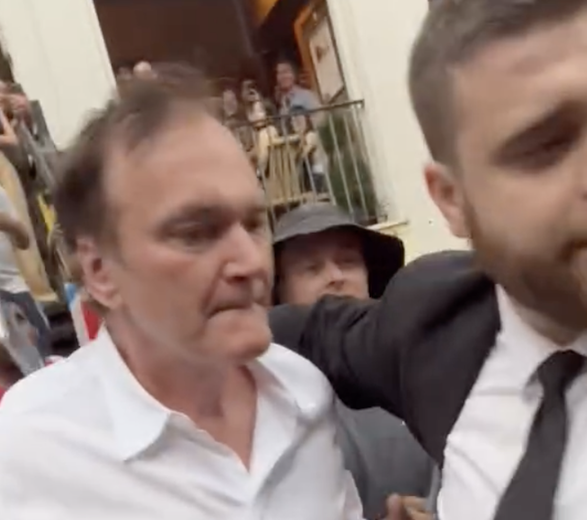 New York, l’assalto degli attivisti pro-Gaza a Quentin Tarantino: «Dì “Palestina libera”, pezzo di m***a sionista» – Il video