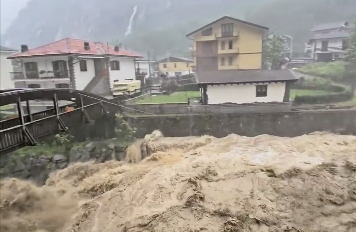 Nubifragi nel Nord-Ovest, torrenti in piena in Val d’Aosta. E Cogne resta isolata da una frana – I video