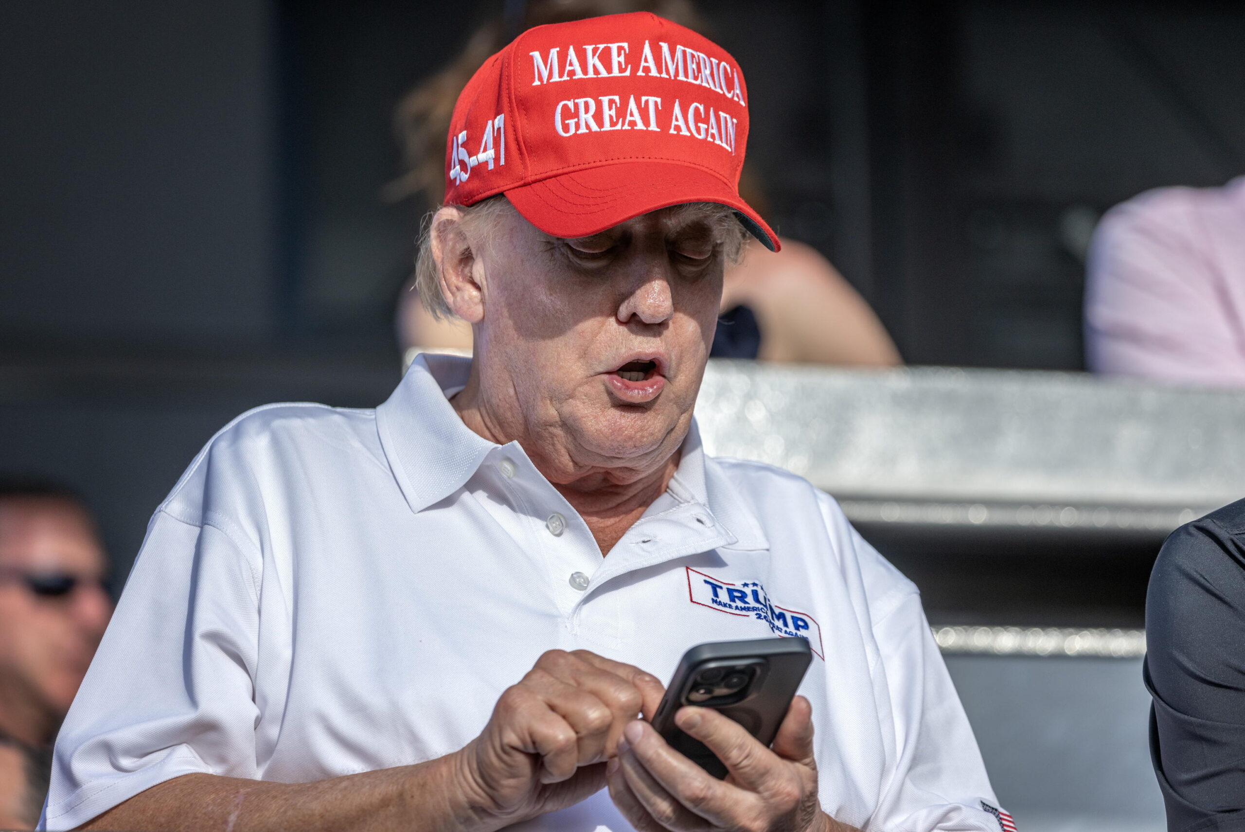 epaselect epa11264861 Former US President Donald Trump attends the final of the LIV Golf Team Championship celebrated at the Trump National Doral in Doral, Florida, USA, 07 April 2024.  EPA/CRISTOBAL HERRERA-ULASHKEVICH