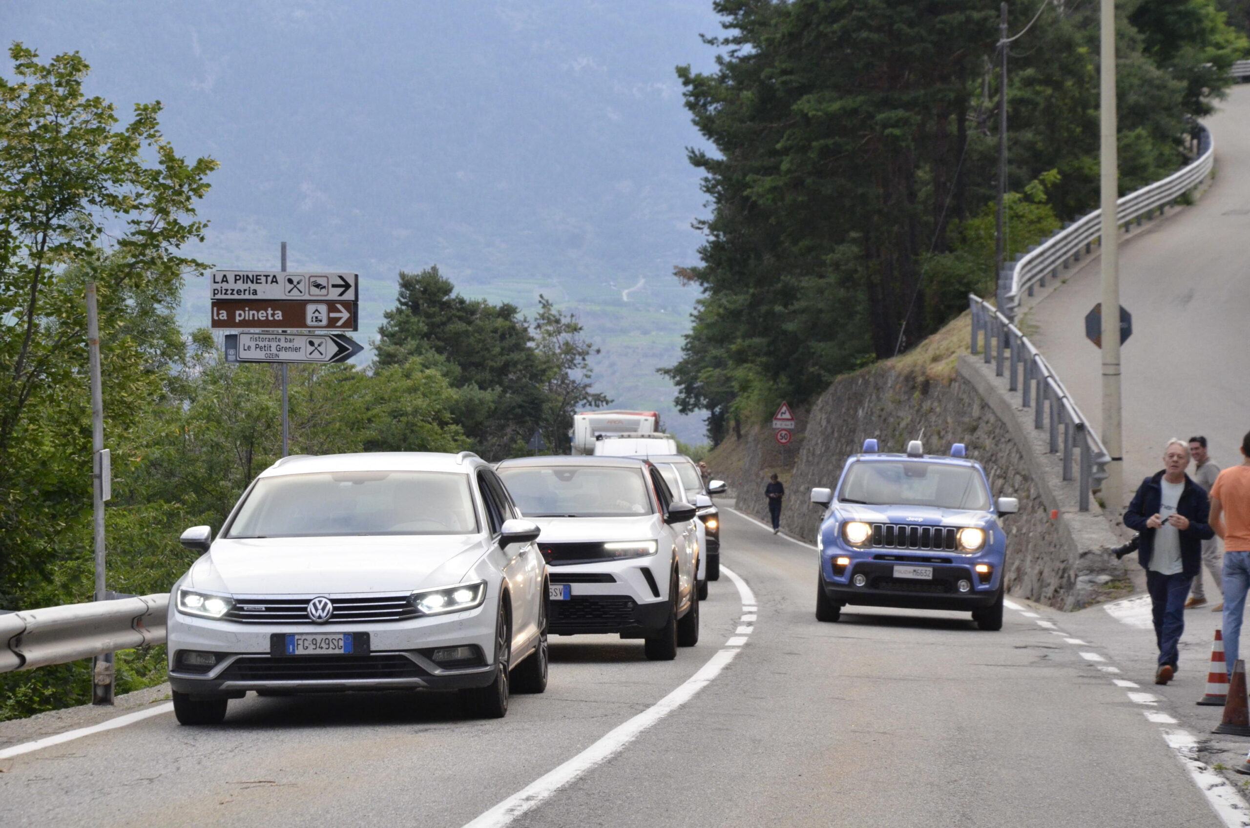 Turisti e automezzi in fila sin dalle 6.30 del mattino in attesa del via libera per la riapertura della strada regionale 47 ad Aymavilles, per raggiungere Cogne. Quattro settimane dopo l'alluvione del 29 giugno, infatti, a Cogne è finito l'isolamento. Alle 7.04 è stata riaperta al transito la strada regionale 47, unico collegamento di viabilità ordinaria, Aymavilles (Aosta), 27 luglio 2024. ANSA / Thierry Pronesti