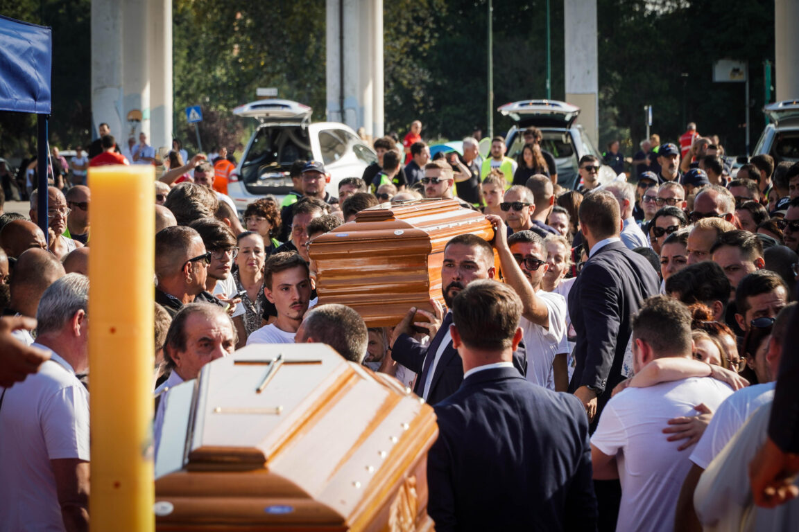 Funerali delle vittime di Scampia: urla e pugni sulle bare nella piazza  semivuota - Le foto - Open