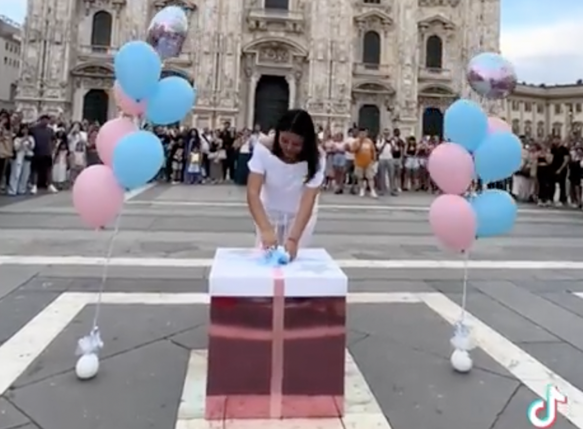 Il «Gender reveal party» in piazza Duomo a Milano,  l’idea di una ragazza boliviana: «Non ci aspettavamo quella folla» – Il video