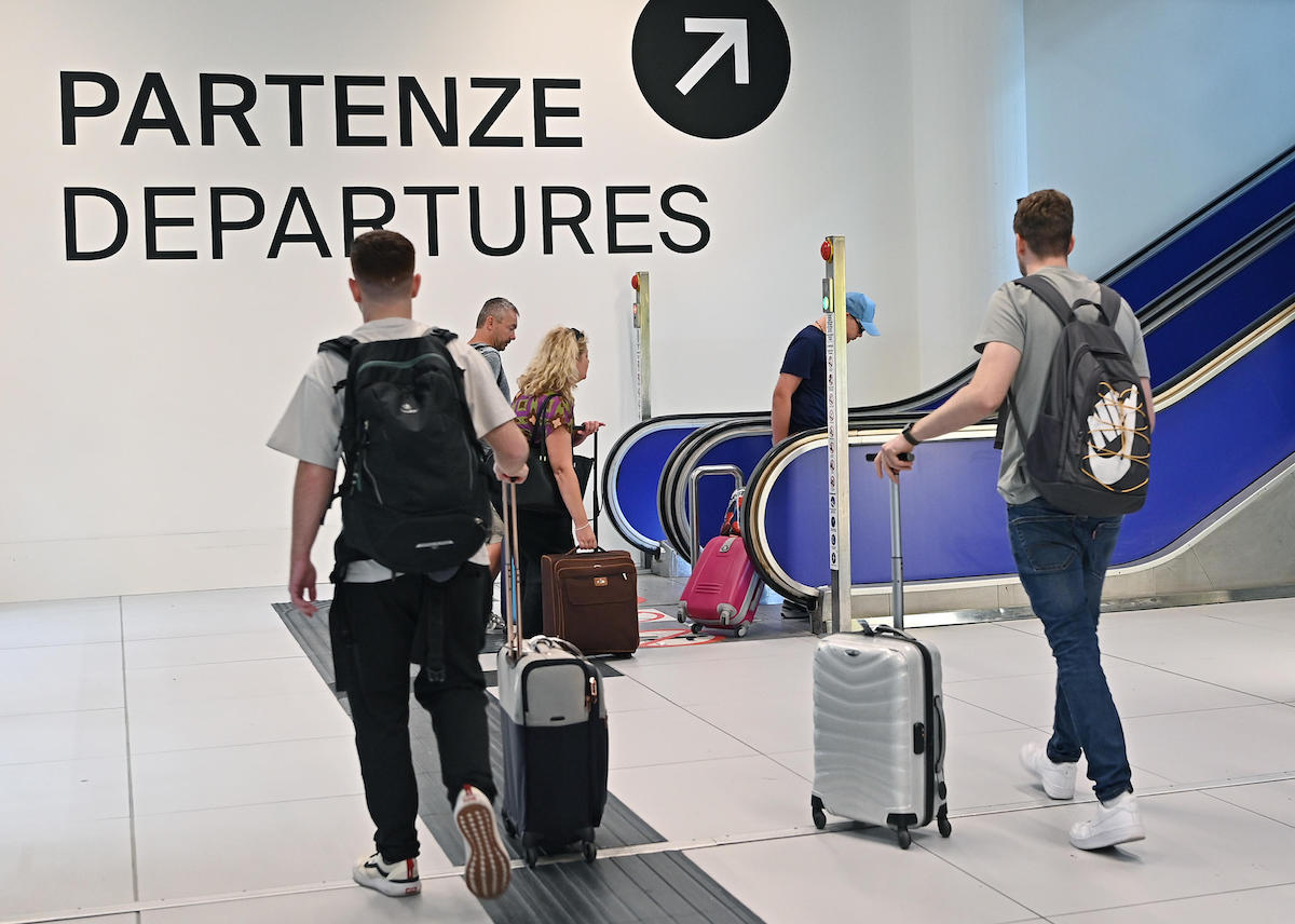 Lievi disagi per i molti voli cancellati a causa dello sciopero generale del trasporto aereo presso l'aeroporto di Caselle, Torino, 15 luglio 2023. ANSA/ALESSANDRO DI MARCO