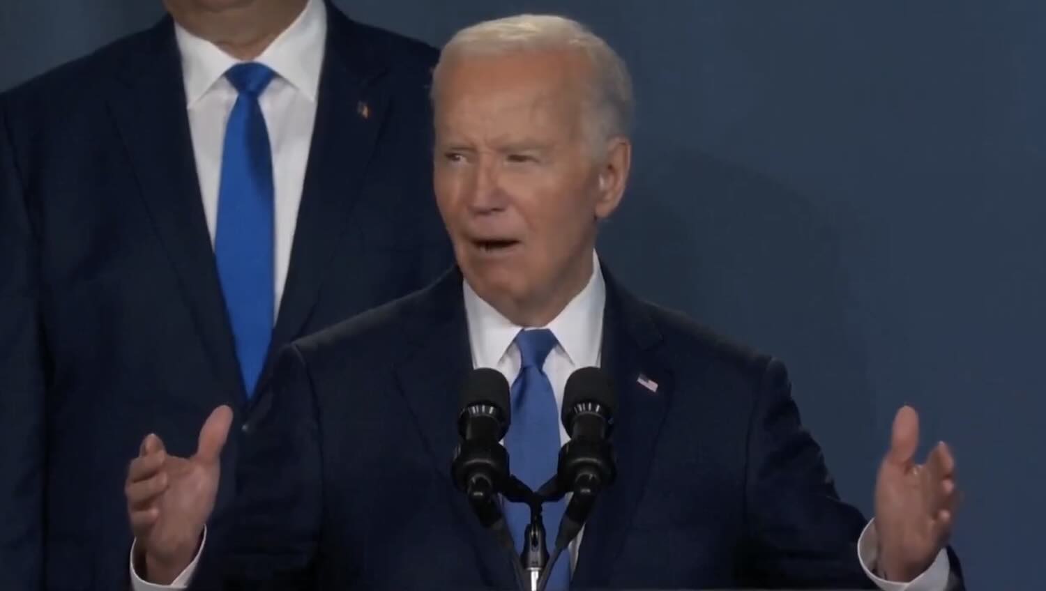 La gaffe di Joe Biden accanto a Zelensky: «Ora la parola al presidente ...