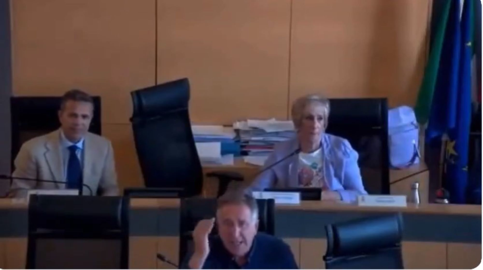 «Che cazzo stai a di?», il sindaco di Spoleto manda nel caos il consiglio comunale – Il video