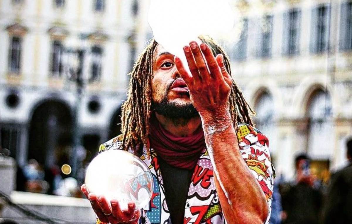 Torino, aggredito il clown delle bolle di sapone Idà: «Mi dicevano: “Torna al tuo Paese”» – Il video