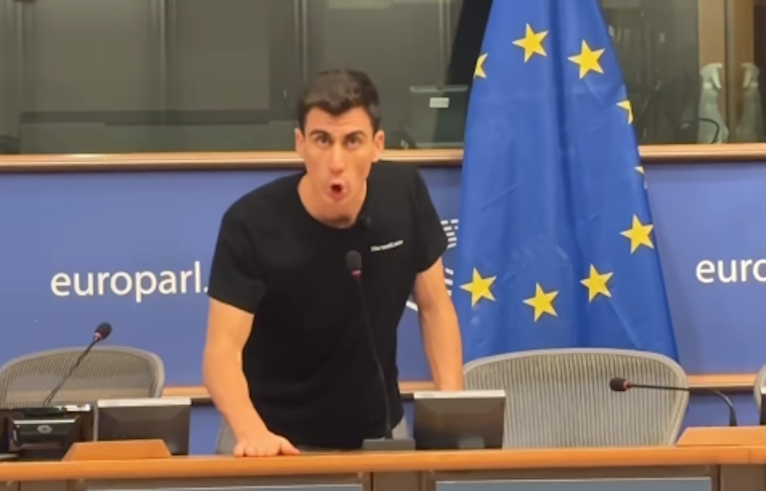 Von der Leyen sì o no? «Decidete voi». Lo YouTuber-eurodeputato cipriota chiede l’aiuto del pubblico (e di Elon Musk) – Il video