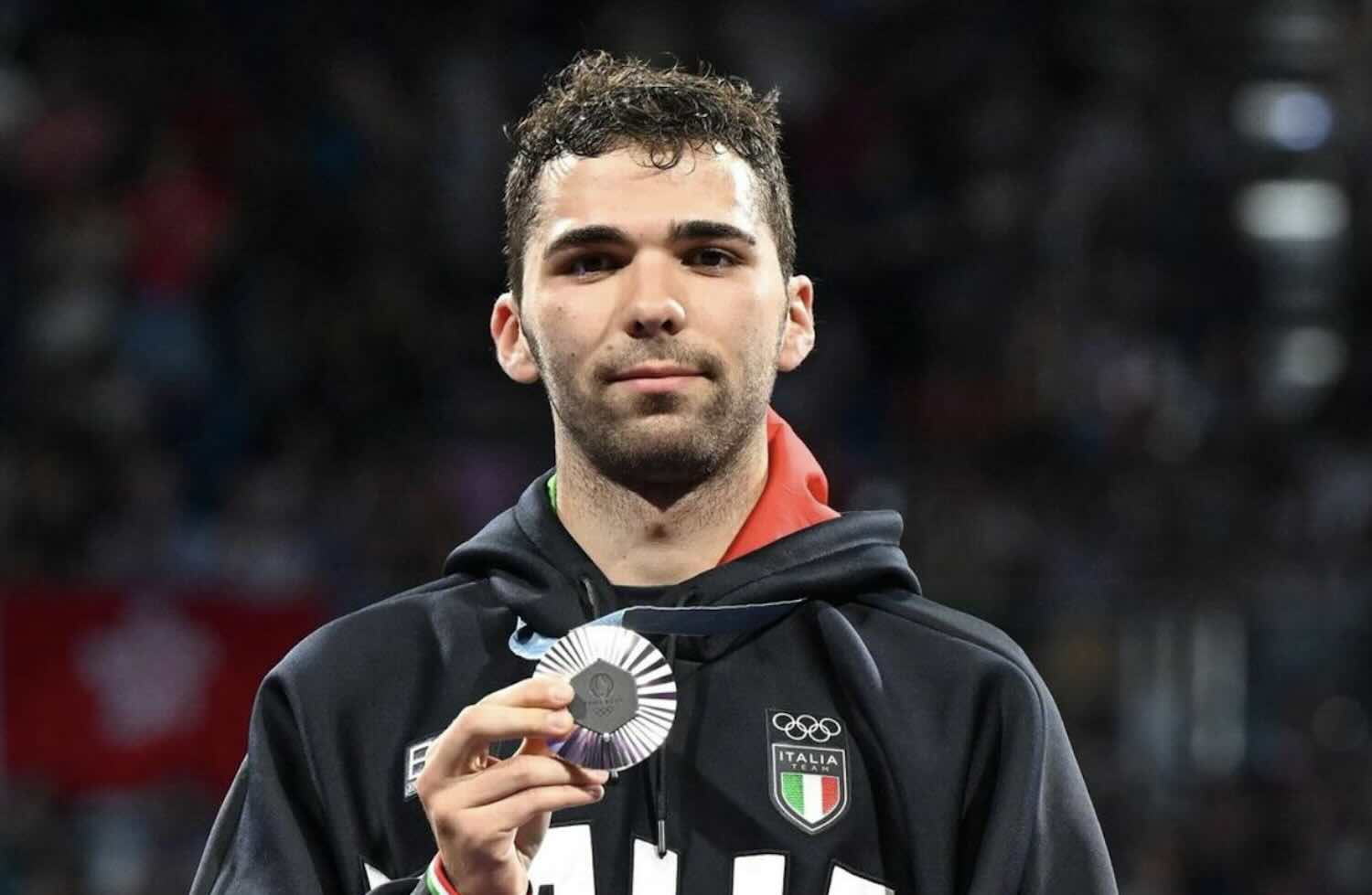 Filippo Macchi con la medaglia d'argento nel fioretto alle Olimpiadi di Parigi