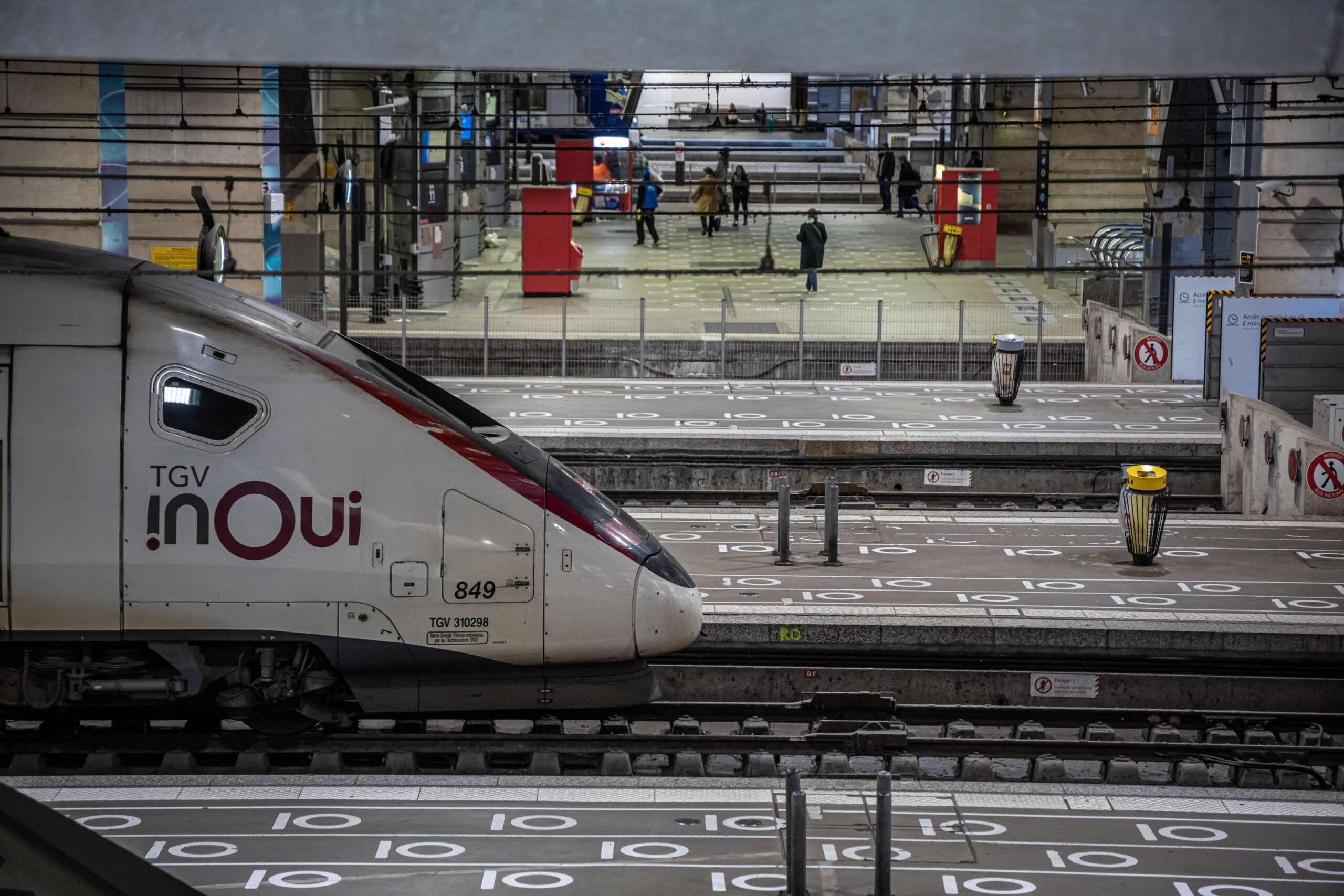 epa11157285 Empty platforms at Montparnasse train station during a strike of highspeed TGV trains controllers of the French national railway company 'SNCF' in Paris, France, 16 February 2024. Train controllers announced a nationwide strike from 16 to 18 February 2024 that is expected to disrupt traffic during French school holidays  EPA/CHRISTOPHE PETIT TESSON