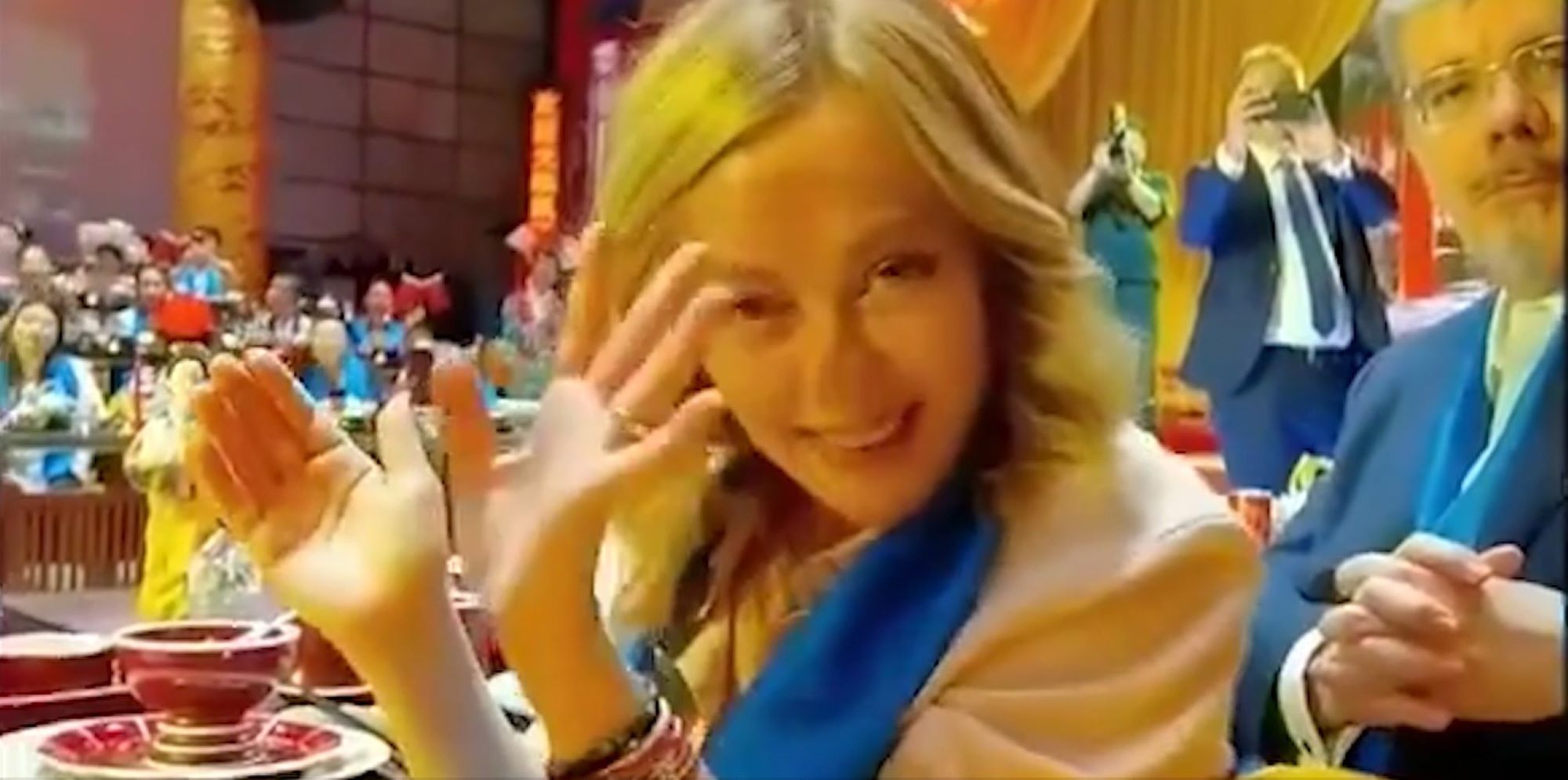 Giorgia Meloni con la figlia Ginevra a una festa di compleanno cinese: tra saluti e canzoni di felice augurio – Il video