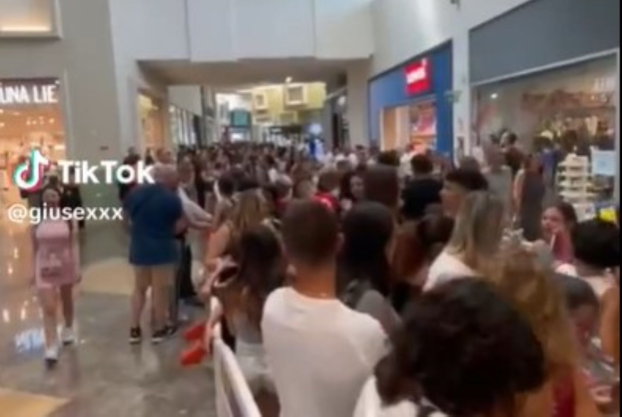 Palermo, la carica dei 4mila in coda per New Martina. Chi è la TikToker delle pellicole per smartphone che fa impazzire i ragazzi – Il video