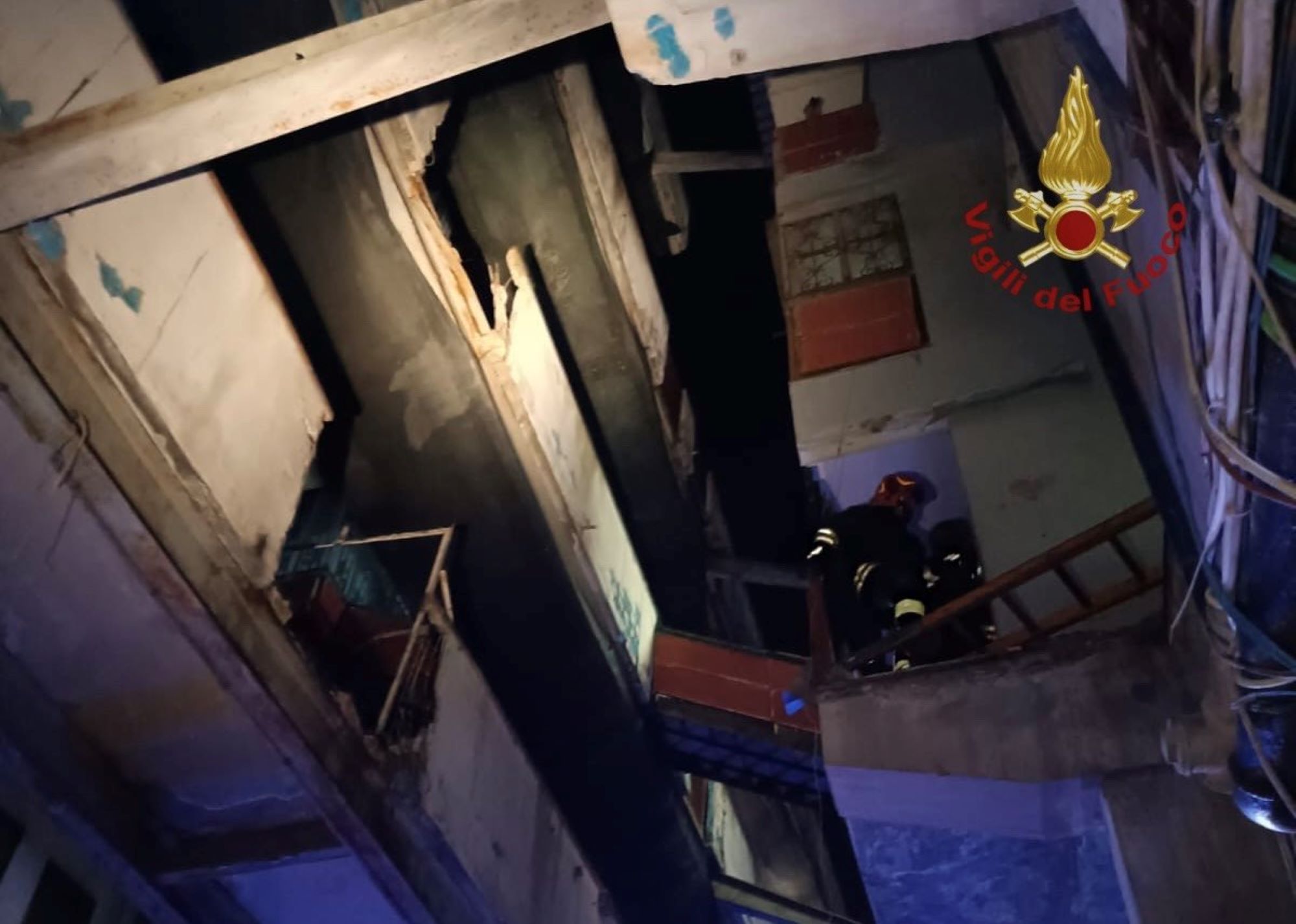 Crollo a Scampia, cede un ballatoio della Vela Celeste: un morto e cinque feriti – Il video