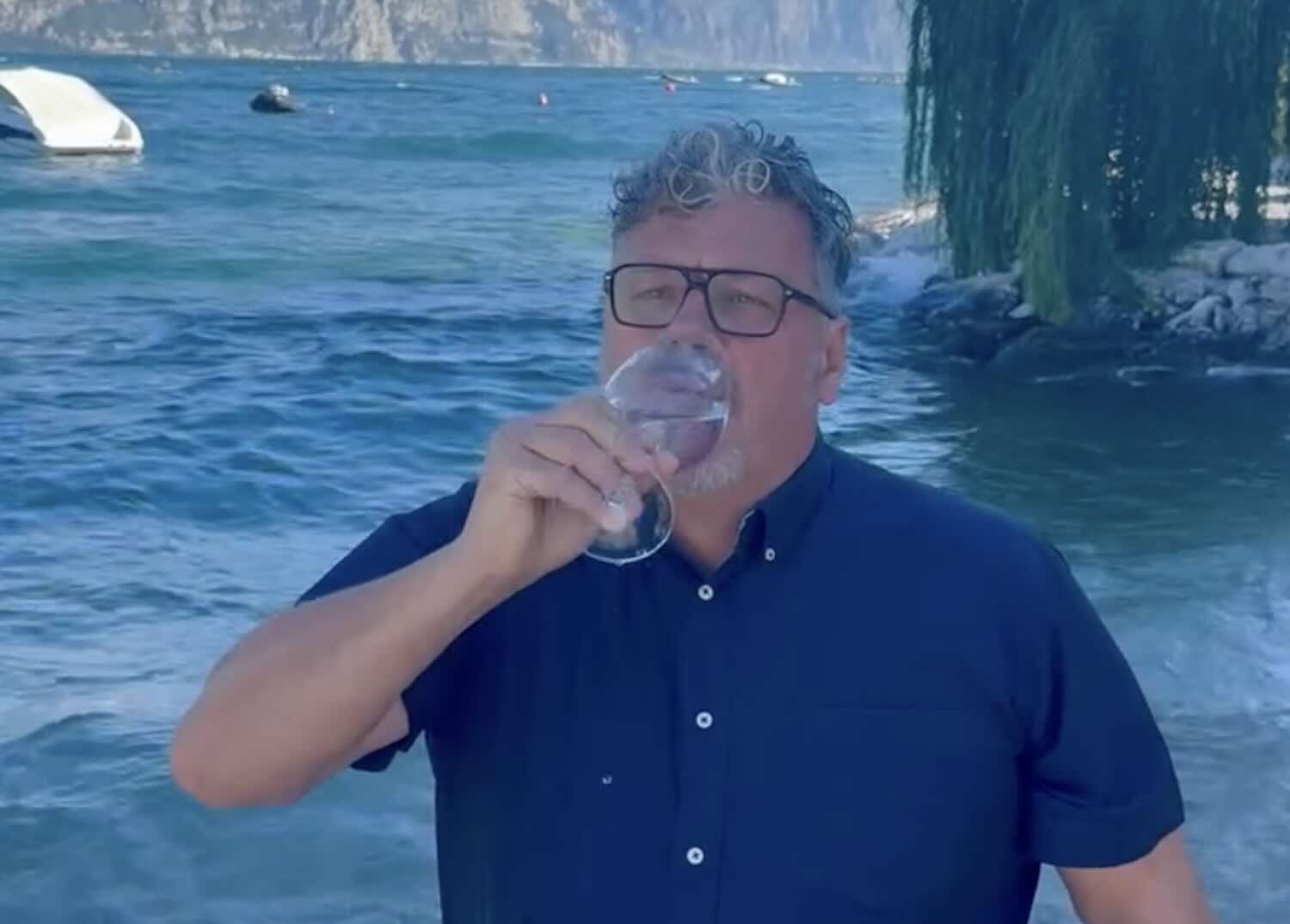 il sindaco di Brenzone beve acqua lago di Garda