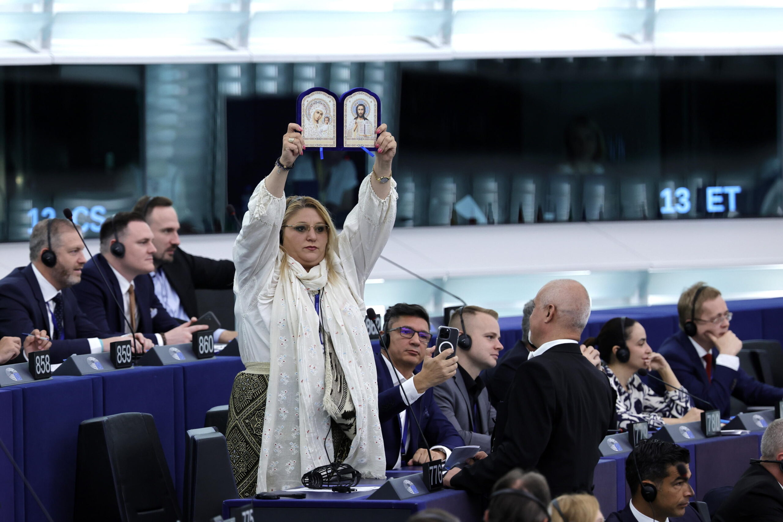 O Parlamento Europeu expulsou o deputado romeno de extrema direita: protestando com uma máscara e gritando “Acreditamos em Deus” – vídeo