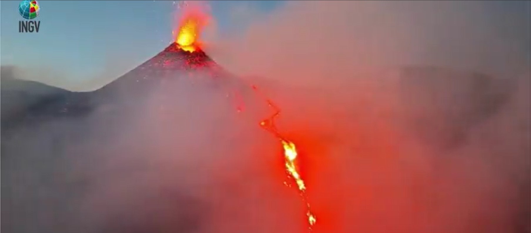 Il vulcano Stromboli si sveglia: ecco la nube di cenere lavica sulla sciara del fuoco. E anche l’Etna dà spettacolo – Il video