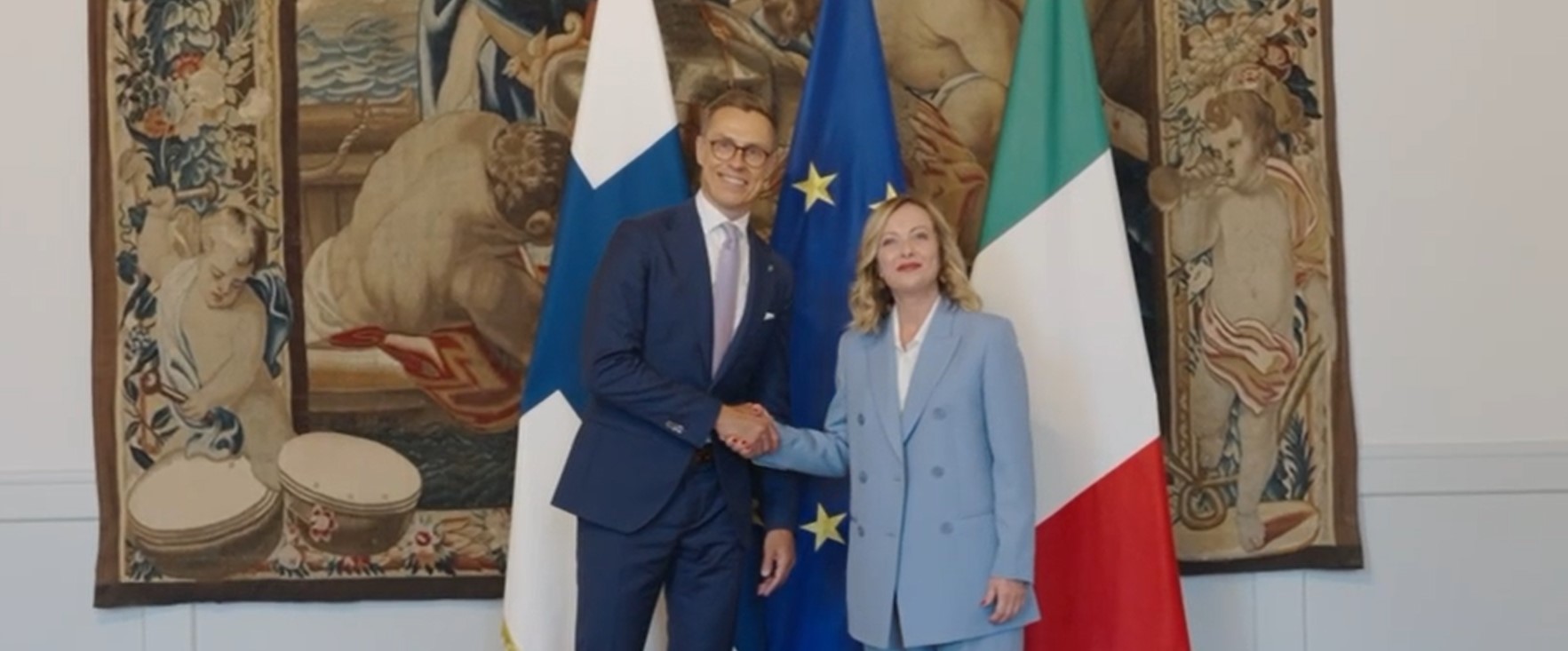 La premier Giorgia Meloni accoglie il presidente finlandese Stubb a Palazzo Chigi. Lo scambio di saluti in un impeccabile italiano – Il video