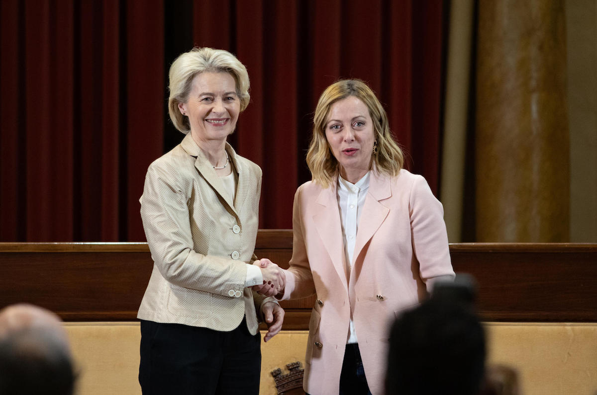 Stretta di mano finale tra Ursula Von Der Leyen e Giorgia Meloni, ForlÏ, 17 gennaio 2024" ANSA/MAX CAVALLARI