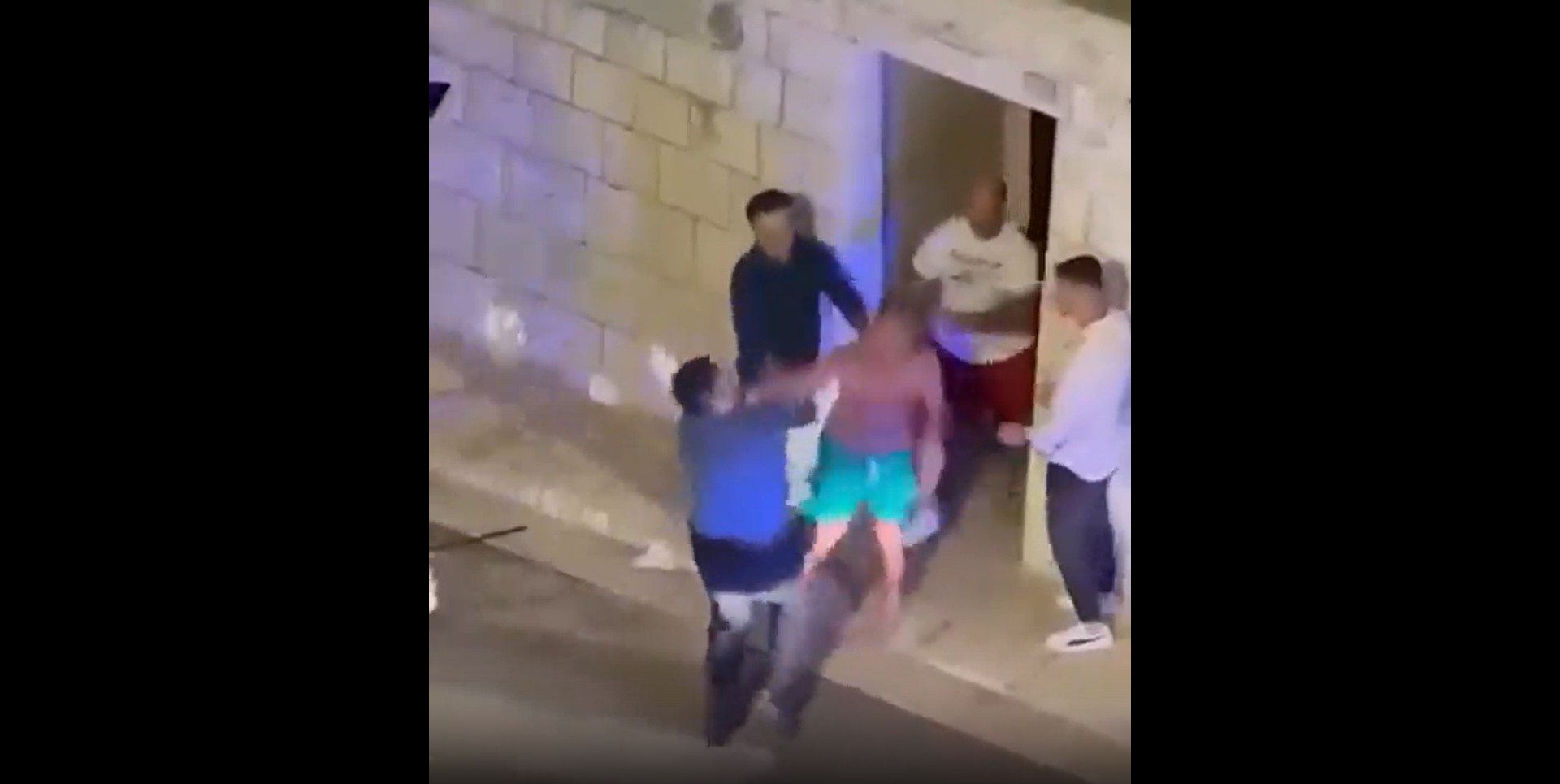 Bari, carabiniere picchiato in strada: preso a calci e pugni in volto. Crosetto: «Inaccettabile il senso di impunità» – Il video