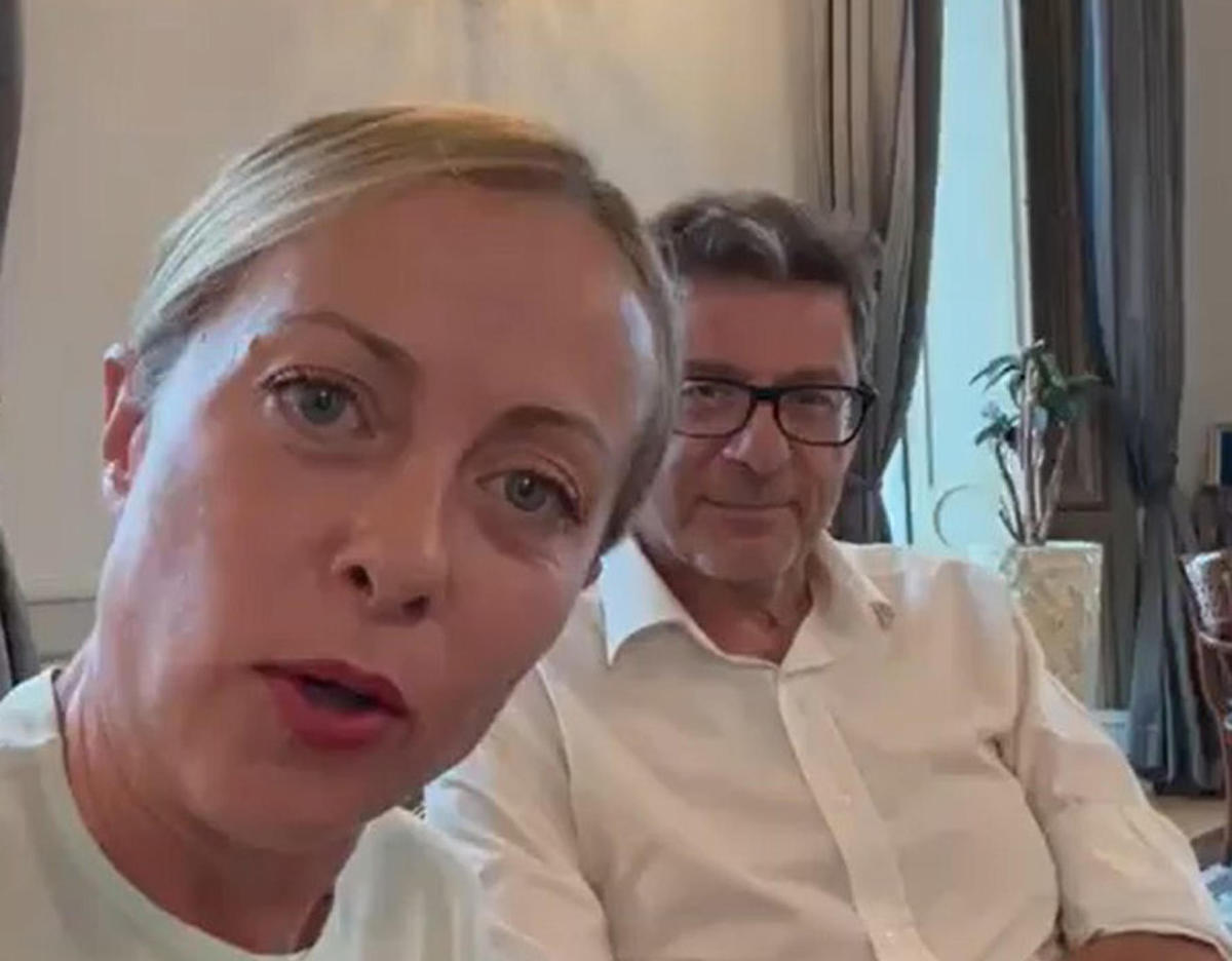 "No, il Governo Meloni non abolir‡ l'assegno unico nella prossima legge di bilancio. Diffidate dalle fantasiose ricostruzioni su una Manovra ancora da scrivere. Noi continuiamo a lavorare per un'Italia migliore e pi˘ giusta, dopo anni di disastri della sinistra". Lo scrive su X la premier Giorgia Meloni postando un video insieme al ministro dell'Economia Giancarlo Giorgetti. 
X GIORGIA MELONI
+++ ATTENZIONE LA FOTO NON PUO' ESSERE PUBBLICATA O RIPRODOTTA SENZA L'AUTORIZZAZIONE DELLA FONTE DI ORIGINE CUI SI RINVIA+++ NPK +++
