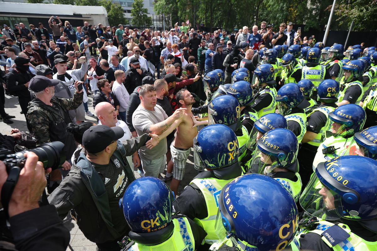 epaselect epa11522431 Protesters confront police officers in Manchester, Britain, 03 August 2024. Violent demonstrations by members of far-right groups have sprung up across Britain in the aftermath of a fatal stabbing attack in Southport, in which three children were killed and eight more seriously injured along with two adults.  EPA/STR
