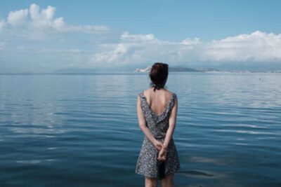 RAGAZZA BAGNO MARE SINDROME ONDINE