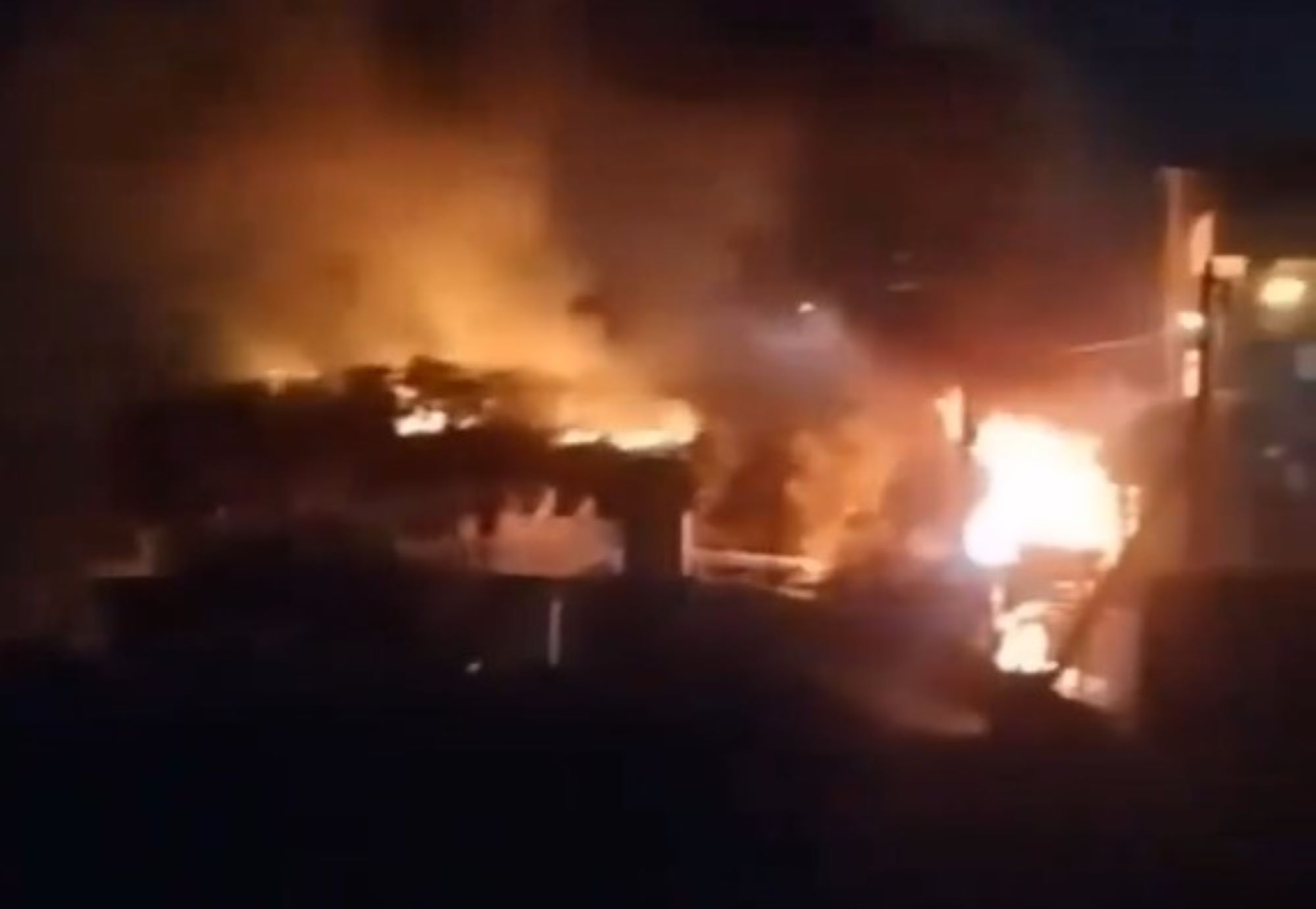 Cisgiordania, coloni israeliani attaccano il villaggio palestinese Jit: auto e case incendiate, un morto. Condanna degli USA, Herzog: «È pogrom» – Il video